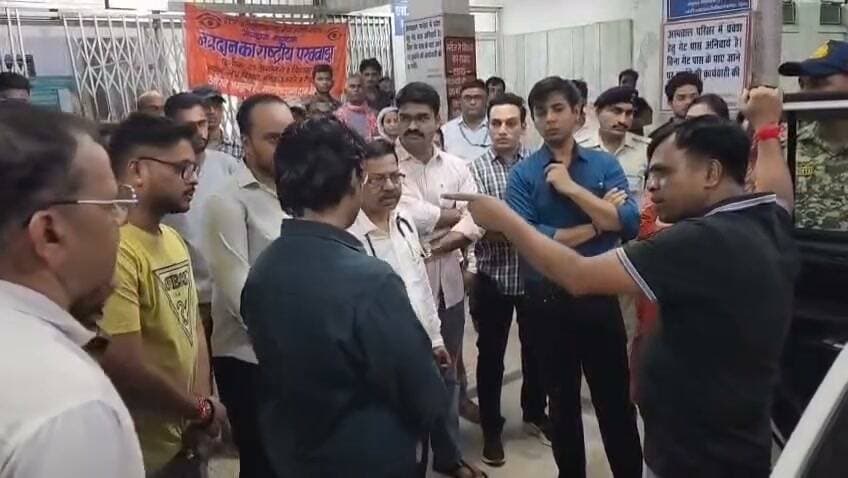रीवा कलेक्टर सूर्यवंशी ने संजय गांधी हॉस्पिटल का आकस्मिक निरीक्षण कर व्यवस्था सुधारने के लिए लगाई कड़ी फटकार..
#CMMadhyaPradesh #DrMohanYadav #RajendraShukla #OfficeOfRajendraShukla #DirectorateofHealthServices, #MadhyaPradeshDepartmentofPublicHealthEngineering, #MadhyaPradeshJansampark #MadhyaPradesh
#Rewa #रीवा