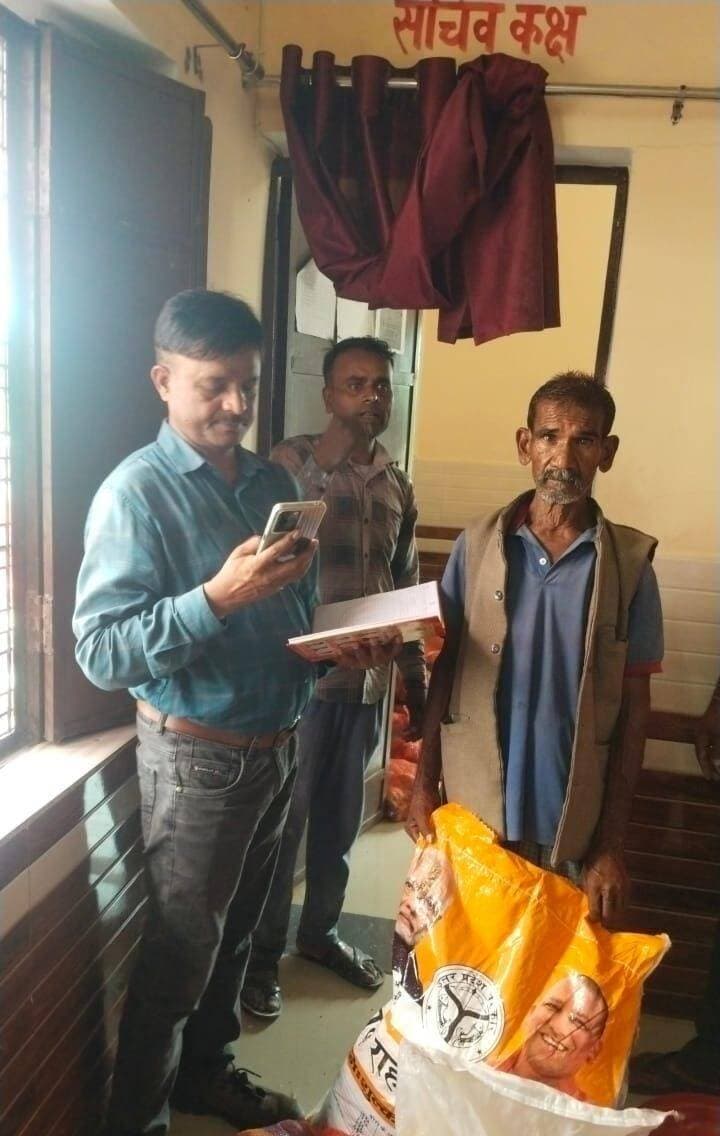 खपटिहा में बाढ़ पीड़ितों के बीच पहुंची राहत सामग्री, ग्रामीणों को मिली बड़ी राहत
यूनाइटेड भारत बारा
मनोज कुमार बिन्द
प्रयागराज, बारा। बाढ़ की विभीषिका से जूझ रहे ग्राम पंचायत खपटिहा के प्रभावित परिवारों को सोमवार, 7 सितंबर 2026 को राहत सामग्री वितरित की गई। ग्राम पंचायत स्तर पर आयोजित राहत वितरण कार्यक्रम में जनप्रतिनिधियों और प्रशासनिक अधिकारियों की मौजूदगी में जरूरतमंद बाढ़ पीड़ित परिवारों को राहत सामग्री उपलब्ध कराई गई।
राहत सामग्री वितरण के दौरान ग्राम प्रधान कृष्ण कुमार बिंद, बारा विधायक डॉ. वाचस्पति, करछना उपजिलाधिकारी, लेखपाल, पंचायत सचिव सहित ग्राम पंचायत के संभ्रांत एवं गणमान्य लोग मौजूद रहे। अधिकारियों एवं जनप्रतिनिधियों की उपस्थिति में पात्र एवं प्रभावित ग्रामीणों तक राहत सामग्री पहुंचाई गई।
बाढ़ के कारण खपटिहा गांव के ग्रामीणों को कई तरह की परेशानियों का सामना करना पड़ रहा है। जलभराव और बाढ़ की स्थिति से प्रभावित परिवारों के सामने दैनिक जरूरतों को पूरा करने की चुनौती बनी हुई है। ऐसे में प्रशासन की ओर से उपलब्ध कराई गई राहत सामग्री प्रभावित परिवारों के लिए काफी सहारा बनी।
इस दौरान ग्रामीणों ने अपनी समस्याओं और बाढ़ से हुए नुकसान से अधिकारियों एवं जनप्रतिनिधियों को अवगत कराया। अधिकारियों ने प्रभावित लोगों की समस्याओं को गंभीरता से सुनते हुए हरसंभव सहायता उपलब्ध कराने का भरोसा दिलाया।
ग्राम प्रधान कृष्ण कुमार बिंद ने कहा कि बाढ़ प्रभावित परिवारों तक राहत पहुंचाना प्राथमिकता है और जरूरतमंद लोगों को किसी प्रकार की परेशानी न हो, इसके लिए पंचायत स्तर पर हरसंभव सहयोग किया जा रहा है।
राहत सामग्री मिलने के बाद ग्रामीणों ने प्रशासन, जनप्रतिनिधियों और ग्राम पंचायत का आभार जताया। ग्रामीणों का कहना है कि आपदा की इस घड़ी में राहत सामग्री मिलने से उन्हें काफी मदद मिली है।