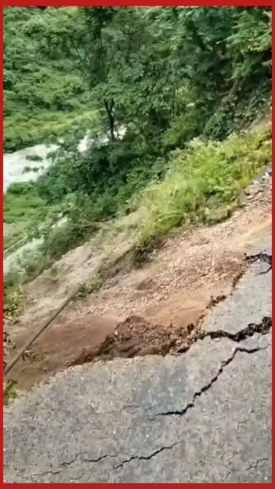 #खाड़ी के नजदीक #वाशआउट हुई #खाड़ी-पिपलेथ उत्तखंडा रोड़ #ग्रामीणों की बढ़ी मुश्किलें। #देखिए। #तस्वीरें क्या कहती हैं।