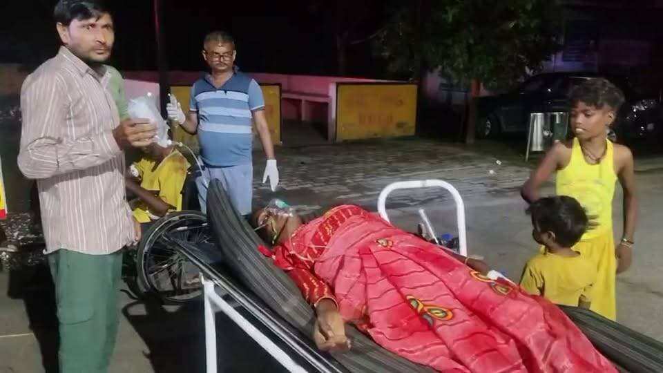 ईस्टर्न पेरीफेरल हाईवे पर भीषण सड़क हादसा, 12 श्रद्धालुओं की मौत से मातम
राजस्थान से दर्शन कर बदायूं लौट रही पिकअप हादसे का शिकार, 19 से अधिक घायल
मुख्यमंत्री ने जताया शोक, मृतकों के परिजनों को आर्थिक सहायता और घायलों के समुचित उपचार के निर्देश
✒️ रिपोर्ट: यूपी हेड नागेंद्र पांडये
उत्तरप्रदेश । उत्तर प्रदेश के बागपत जनपद के खेकड़ा थाना क्षेत्र स्थित ईस्टर्न पेरीफेरल हाईवे पर हुए भीषण सड़क हादसे में मृतकों की संख्या बढ़कर 12 हो गई है। प्रारंभिक जानकारी के अनुसार मृतकों में 6 पुरुष, 3 महिलाएं और 3 बच्चे शामिल हैं, जबकि 19 से अधिक श्रद्धालु घायल बताए जा रहे हैं। सभी घायलों का विभिन्न अस्पतालों में उपचार जारी है।
प्राप्त जानकारी के अनुसार, पिकअप वाहन में करीब 32 श्रद्धालु सवार थे। सभी राजस्थान के बागड़ धाम (गोगामेड़ी) में जाहरवीर गोगा जी के दर्शन कर उत्तर प्रदेश के बदायूं जनपद स्थित अपने घर लौट रहे थे। देर रात बागपत के खेकड़ा थाना क्षेत्र में ईस्टर्न पेरीफेरल हाईवे पर वाहन दुर्घटनाग्रस्त हो गया। हादसा इतना भीषण था कि मौके पर चीख-पुकार मच गई और कई लोग वाहन में फंस गए।
सूचना मिलते ही पुलिस, प्रशासन और राहत-बचाव दल मौके पर पहुंचे। स्थानीय लोगों की मदद से घायलों को बाहर निकालकर तत्काल अस्पताल पहुंचाया गया। प्रशासन ने राहत एवं बचाव कार्य युद्धस्तर पर चलाया और घायलों के उपचार की व्यवस्था सुनिश्चित कराई।
हादसे की सूचना मिलते ही मुख्यमंत्री योगी आदित्यनाथ ने गहरा शोक व्यक्त किया। मुख्यमंत्री ने अधिकारियों को घायलों का समुचित उपचार उपलब्ध कराने के निर्देश दिए हैं। साथ ही मृतकों के परिजनों को दो-दो लाख रुपये तथा घायलों को 50-50 हजार रुपये की आर्थिक सहायता प्रदान करने की घोषणा की गई है।
इस दर्दनाक हादसे के बाद मृतकों के परिवारों में शोक की लहर दौड़ गई है। प्रशासन दुर्घटना के कारणों की जांच कर रहा है और यह पता लगाया जा रहा है कि हादसा किन परिस्थितियों में हुआ। पुलिस ने मामले में आवश्यक वैधानिक कार्रवाई शुरू कर दी है।
सड़क दुर्घटनाओं में बड़ी संख्या में जनहानि एक गंभीर चिंता का विषय है। विशेषज्ञों का मानना है कि लंबी दूरी की यात्रा के दौरान वाहन की तकनीकी जांच, निर्धारित क्षमता से अधिक सवारी न बैठाना तथा यातायात नियमों का कड़ाई से पालन करना ऐसे हादसों को कम करने में महत्वपूर्ण भूमिका निभा सकता है।
🟥 ND NEWS | दैनिक निष्पक्ष धारा की अपील
सड़क यात्रा के दौरान सुरक्षा नियमों का पालन जीवन बचा सकता है। वाहन में निर्धारित क्षमता से अधिक सवारी न बैठाएं, चालक पर्याप्त विश्राम के बाद ही लंबी दूरी की यात्रा करें तथा सीट बेल्ट एवं अन्य सुरक्षा मानकों का पालन करें। प्रशासन से अपेक्षा है कि दुर्घटना के कारणों की निष्पक्ष जांच कर भविष्य में ऐसी घटनाओं की पुनरावृत्ति रोकने के लिए प्रभावी कदम उठाए जाएं।
जनहित सुझाव
ओवरलोड वाहनों में यात्रा करने से बचें।
लंबी दूरी की यात्रा से पहले वाहन की तकनीकी जांच अवश्य कराएं।
थकान की स्थिति में वाहन न चलाएं।
दुर्घटना होने पर तत्काल 112 और आपातकालीन सेवाओं को सूचना दें।
👇👇👇
#NDNEWS #दैनिकनिष्पक्षधारा #Baghpat #RoadAccident #EasternPeripheralExpressway #UPNews #BreakingNews #YogiAdityanath #UPPolice #RoadSafety #Budaun
👇👇👇
@dgpup
@RSSorg
@UPGovt
@RSSgeet
@wpl1090
@Uppolice
@MIB_India
@PMOIndia
@HMOIndia
@VHPDigital
@InfoDeptUP
@myogioffice
@homeupgov
@CMOUP_RC
@CMOfficeUP
@ChiefSecyUP
@ChiefSecyUP
@MahantYogiG
@UpPolicemitra
@BajrangDalOrg
@UPPViralCheck
@rashtrapatibhvn
@112UttarPradesh
@UPMahilakalyan
@myogiadityanath
@baghpatpolice
@BagpatDm
👇👇👇
🟥 ND NEWS | दैनिक निष्पक्ष धारा
मुख्य संपादक / संस्थापक: राजन सिंह हाड़ा
सह-संपादक: शालिनी सिंह भदौरिया
✒️ रिपोर्ट: यूपी हेड नागेंद्र पांडये
📍 कार्यालय-3: U158, हीरा स्वीट्स के पास, विकास मार्ग, लक्ष्मी नगर, पूर्वी दिल्ली, पिन कोड – 110092 (NCR)
📍 कार्यालय-2: विधानसभा रोड, बर्लिंगटन चौराहा, लखनऊ 226001 (UP)
📍 कार्यालय-1: 1/1 अटल बिहारी चौराहा, नियर बर्मा चौराहा, फतेहपुर 212601 (UP)
📅 दिनांक: 07 सितंबर 2026
📆 दिन: सोमवार
📧 Email: ndnewschannel@gmail.com
📞 मोबाइल: 096961 19696