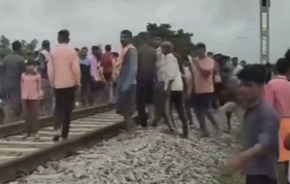 बरसात के पानी ने मचाई तबाही अलग-अलग जगह पर तीन की मौत परिजनों का रो-रो कर बुरा हाल रोजा निगोही शाहजहांपुर उत्तर प्रदेश