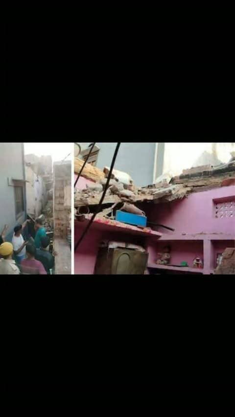 बंदर के कूदने से दीवार गिरी हुआ दर्दनाक हादसा, 1 महिला की मौत, 7 घायल, सीएम पहुंचे अस्पताल पूछी कुशलक्षेम।
दैनिक वीरधरा राजस्थान।
भरतपुर। जिले में सोमवार को दर्दनाक हादसा हो गया है। मकान की कच्ची दीवार ढहने से एक महिला की मौत हो गई, जबकि 7 अन्य गंभीर रूप से घायल हो गईं। हादसा उस वक्त हुआ जब महिलाएं बाजार सामान लेने जा रही थीं। जिला कलेक्टर कमर चौधरी के अनुसार, प्राथमिक जांच में बंदर के दीवार पर कूदने के कारण कमजोर दीवार गिरने की बात सामने आई है।
भरतपुर दौरे पर मौजूद मुख्यमंत्री भजनलाल शर्मा सूचना मिलते ही तुरंत आरबीएम अस्पताल पहुंचे। मुख्यमंत्री ने घायलों और परिजनों से मिलकर कुशलक्षेम पूछी और चिकित्सकों को सर्वश्रेष्ठ व त्वरित उपचार उपलब्ध कराने के सख्त निर्देश दिए।
@bjpbhajanlal