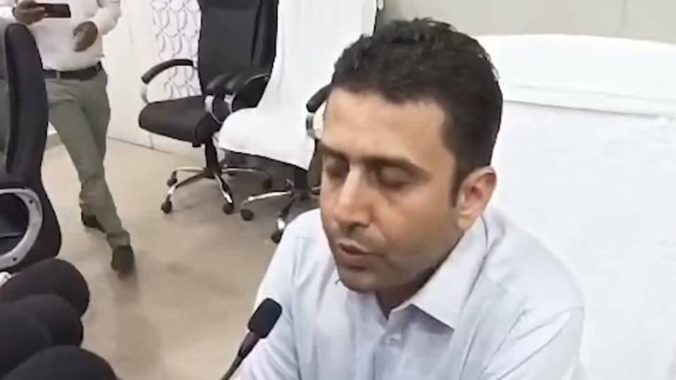 बेगूसराय में गंगा के बढ़ते जलस्तर से बाढ़ की स्थिति गंभीर बनी हुई है. जिले के कई प्रखंड, पंचायत और गांव बाढ़ से प्रभावित हैं. करीब 3.81 लाख लोगों के प्रभावित होने की जानकारी प्रशासन ने दी है. बाढ़ पीड़ितों के लिए 85 सामुदायिक किचन, 260 नाव, 36 मेडिकल कैंप और बोट एंबुलेंस की व्यवस्था की गई है. बचाव कार्य के लिए SDRF और NDRF की टीमें भी तैनात हैं. बेगूसराय के DM रिची पांडे ने बाढ़ को लेकर जिला प्रशासन की तैयारियों और राहत कार्यों की पूरी जानकारी दी.