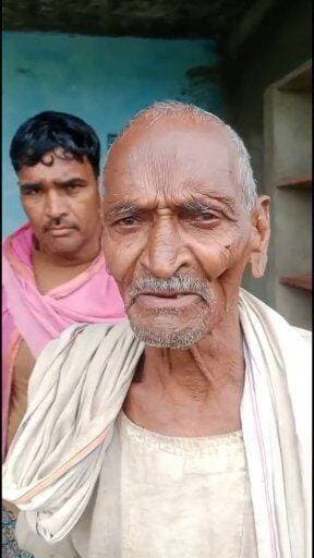 राशन मांगने पर लाठी से धमकाने का आरोप, 2 माह से राशन वितरण नहीं होने से ग्रामीण परेशान
पिछोर तहसील के ग्राम सलैया की शासकीय उचित मूल्य दुकान क्रमांक 0507041 का मामला
पिछोर। पिछोर तहसील अंतर्गत ग्राम सलैया में संचालित शासकीय उचित मूल्य दुकान क्रमांक 0507041 पर पिछले दो माह से पात्र हितग्राहियों को राशन नहीं मिलने का मामला सामने आया है। ग्रामीणों का आरोप है कि राशन लेने के लिए कई बार दुकान पर जाने के बावजूद उन्हें राशन उपलब्ध नहीं कराया जा रहा है।
पात्र हितग्राही जीतेन्द्र झा ने बताया कि गांव के कई परिवार पिछले दो माह से राशन के लिए परेशान हैं। आरोप है कि उचित मूल्य दुकान के सेल्समैन महेश लोधी द्वारा राशन वितरण नहीं किया जा रहा है।
ग्रामीणों के अनुसार, 5 सितंबर शनिवार को करीब 15 पात्र हितग्राही राशन लेने के लिए दुकान पर पहुंचे, लेकिन दुकान नहीं खोली गई। ग्रामीणों द्वारा दुकान खोलकर राशन देने की मांग करने पर कथित तौर पर सेल्समैन के चाचा लाठी लेकर पहुंचे और ग्रामीणों को धमकाया।
प्रशासन के अभियान के बीच उठे सवाल
एक ओर जिला प्रशासन द्वारा पात्र हितग्राहियों को समय पर राशन उपलब्ध कराने के लिए अभियान चलाया जा रहा है और शिकायत के लिए टोल-फ्री नंबर भी जारी किए गए हैं, वहीं दूसरी ओर ग्रामीणों का आरोप है कि स्थानीय स्तर पर उनकी समस्या का समाधान नहीं हो पा रहा है।
ग्रामीणों का यह भी आरोप है कि संबंधित खाद्य विभाग के अधिकारी से संपर्क करने का प्रयास किया गया, लेकिन मोबाइल बंद होने के कारण शिकायत दर्ज नहीं हो सकी।
कलेक्टर से कार्रवाई की मांग
ग्रामीणों ने कलेक्टर, जिला शिवपुरी से मांग की है कि मामले की तत्काल जांच कराकर पात्र हितग्राहियों को उनका लंबित राशन उपलब्ध कराया जाए। साथ ही, यदि जांच में आरोप सही पाए जाते हैं तो संबंधित सेल्समैन एवं जिम्मेदार खाद्य अधिकारी के विरुद्ध नियमानुसार प्रभावी कार्रवाई की जाए।
नोट: लाठी से धमकाने और राशन वितरण न करने के आरोपों की स्वतंत्र प्रशासनिक जांच के बाद ही स्थिति पूरी तरह स्पष्ट होगी।