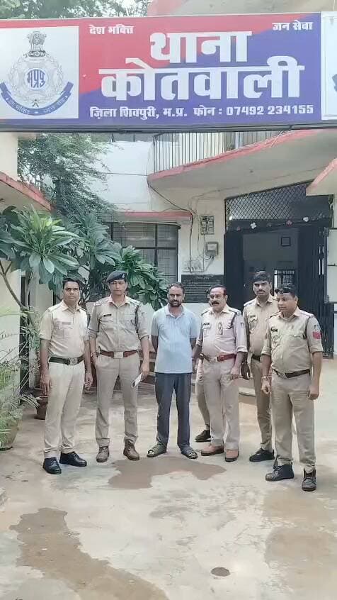 कोतवाली पुलिस की स्मैक के खिलाफ बड़ी कार्रवाई
62.16 ग्राम स्मैक, कीमत करीब 12 लाख रुपये, आरोपी बल्लू उर्फ बलराम गुर्जर गिरफ्तार
शिवपुरी। थाना कोतवाली पुलिस ने अवैध मादक पदार्थों के खिलाफ कार्रवाई करते हुए एक आरोपी को स्मैक का विक्रय करते हुए गिरफ्तार किया है। पुलिस ने आरोपी के कब्जे से 62.16 ग्राम स्मैक, जिसकी अनुमानित कीमत करीब 12 लाख रुपये बताई गई है, बरामद की है।
पुलिस के अनुसार, कार्रवाई के दौरान आरोपी बल्लू उर्फ बलराम गुर्जर को स्मैक का विक्रय करते हुए पकड़ा गया। तलाशी लेने पर उसके कब्जे से 62.16 ग्राम स्मैक बरामद हुई, जिसे पुलिस ने विधिवत जब्त कर लिया।
मामले में थाना कोतवाली पुलिस द्वारा आरोपी के विरुद्ध एनडीपीएस एक्ट के तहत अपराध दर्ज कर उसे माननीय न्यायालय के समक्ष पेश किया गया।
पुलिस की इस कार्रवाई को जिले में अवैध मादक पदार्थों की बिक्री और तस्करी के खिलाफ चलाए जा रहे अभियान की महत्वपूर्ण कार्रवाई माना जा रहा है।