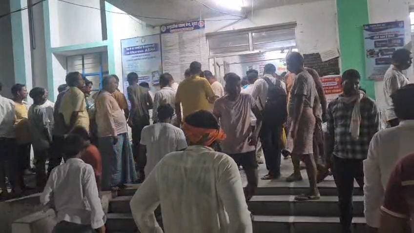 कुदरा में नदी में डूबने से छात्र की मौत
कोचिंग से घर लौट रहे 17 वर्षीय विवेक कुमार की नदी में डूबने से मौत हो गई। साथी छात्र गोलू को ग्रामीणों ने सुरक्षित बाहर निकालकर अस्पताल में भर्ती कराया। हादसे के बाद रामपुर गांव में मातम पसरा है।
