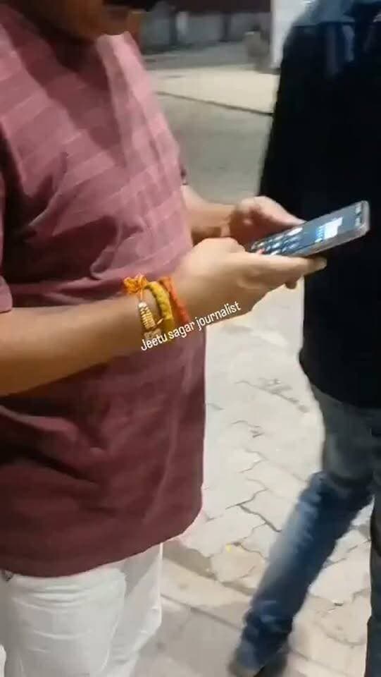दरोगा जी का एगो हार्ट हो गया?
#कानपुर : दारोगा पंकज मिश्रा गाड़ी लेकर CNG भरवाने पहुंचे। सेल्समैन ने साहब को कार से नीचे उतरने को कह दिया जिससे CNG भर सके।
👉बस यह बात सुनकर साहब का ईगो हर्ट हो गया,कर्मचारियों को मारने पीटने लगे।
📍चौबेपुर थाना क्षेत्र के मरियानी का मामला।