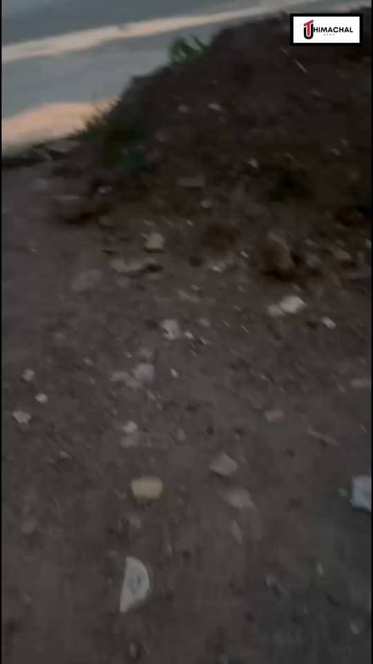 बिलासपुर के लुहणू मैदान में जमा कचरे का वीडियो सामने आया, संबंधित विभाग से निगरानी की मांग DC Bilaspur
बिलासपुर। एक जिम्मेदार नागरिक ने UT Himachal को वीडियो भेजकर लुहणू मैदान में बड़ी मात्रा में कचरा जमा होने की ओर ध्यान दिलाया है। वीडियो में मैदान के एक हिस्से में खाने-पीने के बाद फेंका गया प्रतीत होने वाला कचरा बिखरा हुआ नजर आ रहा है।
मामले को लेकर संबंधित विभाग से आग्रह है कि लुहणू मैदान में साफ-सफाई व्यवस्था की नियमित निगरानी की जाए और जगह-जगह जमा कचरे को समय पर उठाकर सुरक्षित एवं उचित तरीके से डंप करवाने की व्यवस्था सुनिश्चित की जाए। साथ ही यह भी देखा जाए कि सार्वजनिक स्थल पर कचरा जमा न हो और स्वच्छता व्यवस्था बनी रहे।
वहीं, लोगों से भी अपील है कि खाने-पीने के बाद बचा हुआ कचरा इधर-उधर न फेंकें और उसे निर्धारित स्थान पर ही डालें। सार्वजनिक स्थलों को स्वच्छ रखना हम सभी की जिम्मेदारी है।
#UTHimachal #UniqueTodayNews #Bilaspur #LuhnuMaidan #CleanBilaspur #SwachhHimachal #HimachalNews