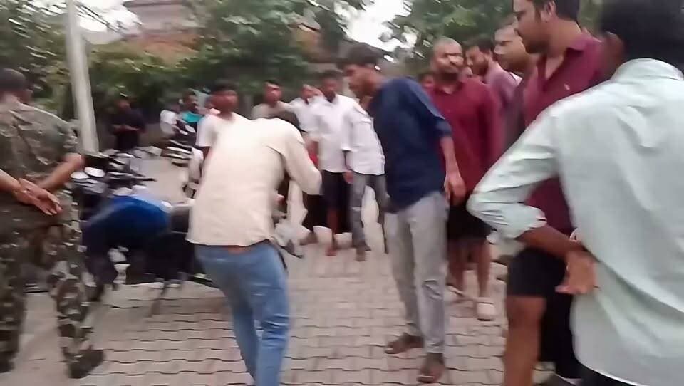 पूर्णिया मेडिकल कॉलेज के छात्र बेहूदगी का हद कर दिया है ये लोग गुंडाबाजी कर रहे है जिला प्रशासन ध्यान दीजिए और कारवाई कीजिये? बीती रात खबर संकलन करने गए पत्रकार के साथ मारपीट और अभद्रता कतई बर्दाश्त नही होगा । District Administration, Purnea Purnea Police #viral #Video