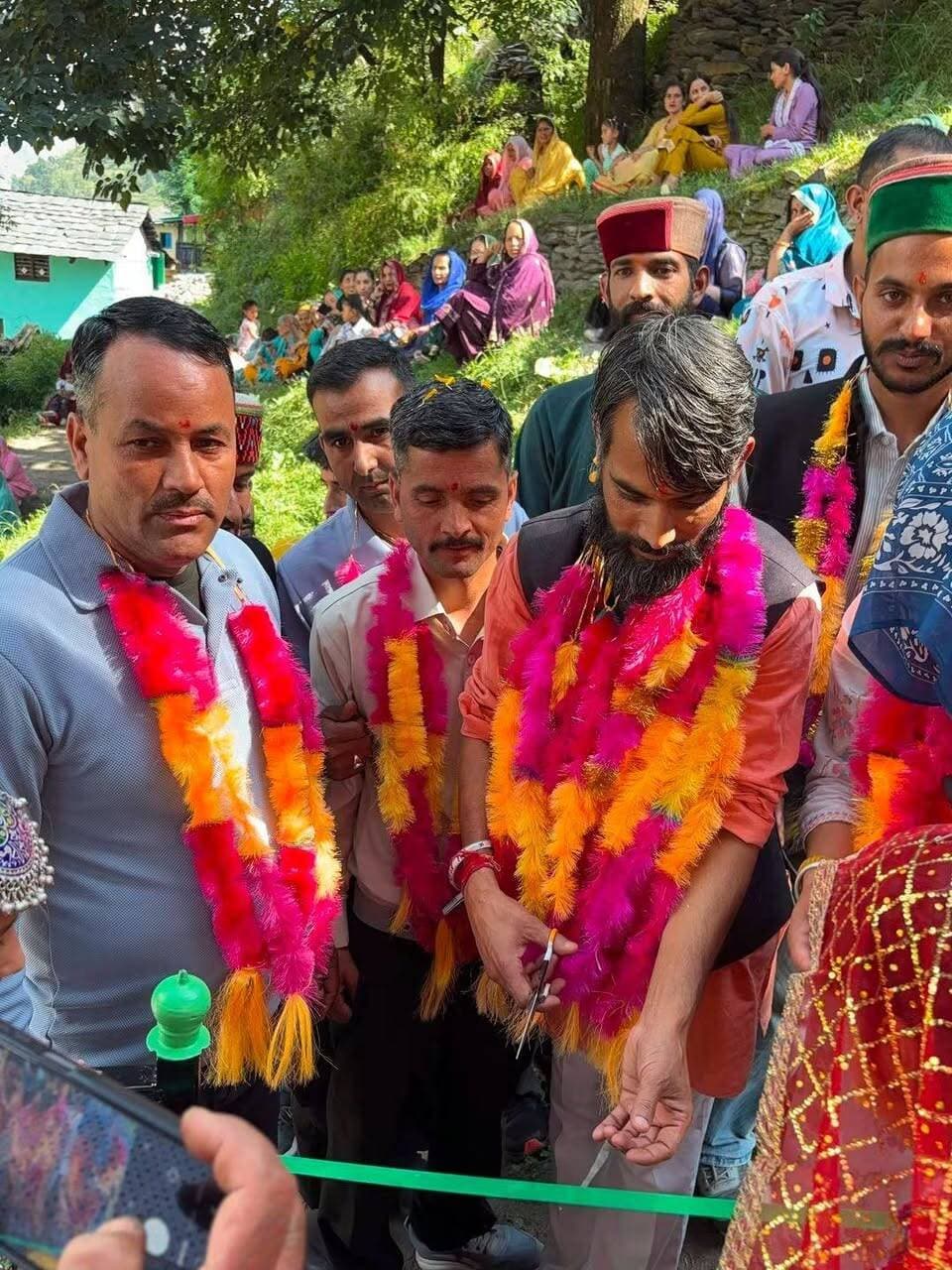 चनहोता मेले के शुभारंभ पर पहुंचे पूर्व जिला परिषद सदस्य अनिल ढकोग, क्षेत्रवासियों को दी शुभकामनाएं
हिमाचल 84 टीवी भरमौर/होली।
होली क्षेत्र की ग्राम पंचायत चनहोता में हर वर्ष की भांति आयोजित पारंपरिक मेले के शुभारंभ अवसर पर पूर्व जिला परिषद सदस्य खणी वार्ड अनिल ढकोग ने शिरकत की। इस दौरान उन्होंने मेले के सफल आयोजन के लिए मेला समिति को बधाई देते हुए क्षेत्रवासियों को शुभकामनाएं दीं।
इस अवसर पर ग्राम पंचायत प्रधान श्रीमती बिंदु ठाकुर, पंचायत समिति सदस्य राकेश, सभी वार्ड सदस्य तथा क्षेत्र के अनेक गणमान्य लोग उपस्थित रहे।
पूर्व जिला परिषद सदस्य अनिल ढकोग ने कहा कि इस तरह के पारंपरिक मेले हमारी समृद्ध संस्कृति, लोक परंपराओं और आपसी भाईचारे को मजबूत करने का माध्यम हैं। उन्होंने कहा कि क्षेत्र की जनता द्वारा उन्हें जो अपार स्नेह, सम्मान और आशीर्वाद मिला है, उसके लिए वह हृदय की गहराइयों से सभी क्षेत्रवासियों के आभारी हैं।
उन्होंने मेला समिति को सफल एवं भव्य आयोजन के लिए साधुवाद देते हुए कहा कि ऐसे आयोजनों से समाज में एकता और भाईचारे की भावना मजबूत होती है। अनिल ढकोग ने समस्त क्षेत्रवासियों को मेले की हार्दिक बधाई एवं शुभकामनाएं देते हुए ईश्वर से प्रार्थना की कि यह पावन मेला क्षेत्र में सुख, समृद्धि, खुशहाली और आपसी भाईचारा लेकर आए।