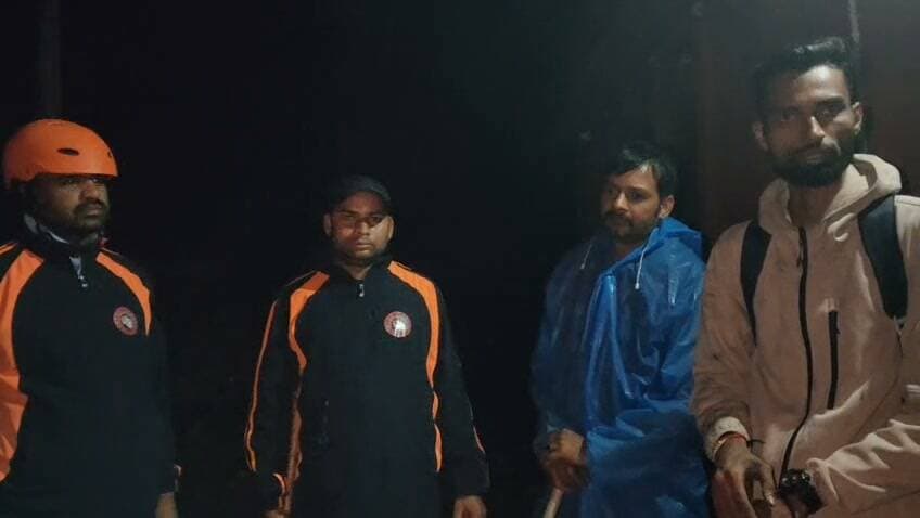 मद्महेश्वर यात्रा मार्ग पर रास्ता भटके यात्री, डीडीआरएफ टीम ने घंटों की मशक्कत के बाद किया रेस्क्यू!!