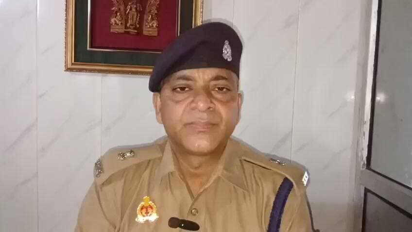 मामूली विवाद के बाद कार से कुचलने का आरोप, जूनियर इंजीनियर गंभीर रूप से घायल
वायरल वीडियो के बाद पुलिस की त्वरित कार्रवाई, मुख्य आरोपी गिरफ्तार
हत्या के प्रयास का मुकदमा दर्ज, पुलिस ने जल्द चार्जशीट दाखिल करने की कही बात
मथुरा: JE को कार से कुचलने का आरोप, 10 मीटर तक घसीटने की घटना के बाद आरोपी गिरफ्तार
मथुरा। उत्तर प्रदेश के मथुरा जिले में बीती 31 को एक जूनियर इंजीनियर (JE) पर कथित रूप से कार चढ़ाकर गंभीर रूप से घायल करने का मामला सामने आया है। घटना का वीडियो सोशल मीडिया पर वायरल होने के बाद पुलिस ने त्वरित कार्रवाई करते हुए मुख्य आरोपी को गिरफ्तार कर लिया। पुलिस का कहना है कि मामले में हत्या के प्रयास सहित गंभीर धाराओं में मुकदमा दर्ज किया गया है और जल्द चार्जशीट दाखिल करने की कार्रवाई की जाएगी।
▶️ क्या है पूरा मामला?
प्राप्त जानकारी के अनुसार, यह घटना 31 अगस्त 2026 को थाना गोविंदनगर क्षेत्र में हुई। आरोप है कि मामूली विवाद के बाद एक कार ने जूनियर इंजीनियर विक्रांत भारती को टक्कर मारी और उन्हें कुछ दूरी तक घसीट दिया, जिससे वह गंभीर रूप से घायल हो गए।
बताया जा रहा है कि घायल की कई पसलियों में गंभीर चोटें आई हैं और उनका उपचार अस्पताल में चल रहा है।
▶️ वीडियो वायरल होने के बाद तेज हुई कार्रवाई
घटना का वीडियो सोशल मीडिया पर सामने आने के बाद पुलिस ने मामले की जांच तेज कर दी। पुलिस ने मुख्य आरोपी दीपक शर्मा को गिरफ्तार कर न्यायालय में पेश करने की प्रक्रिया शुरू कर दी है।
> ध्यान दें: सोशल मीडिया पर कुछ पोस्टों में आरोपी का नाम विशाल शर्मा बताया गया है, जबकि पुलिस के आधिकारिक प्रेस नोट में गिरफ्तार अभियुक्त का नाम दीपक शर्मा दर्ज है। इस संबंध में आधिकारिक रिकॉर्ड को ही प्राथमिकता दी जानी चाहिए।
👮 पुलिस का आधिकारिक बयान
पुलिस के अनुसार—
थाना गोविंदनगर में हत्या के प्रयास (Attempt to Murder) सहित संबंधित धाराओं में मुकदमा दर्ज किया गया।
मुख्य आरोपी को गिरफ्तार कर लिया गया है।
मामले में शीघ्र साक्ष्य संकलन कर चार्जशीट दाखिल की जाएगी।
त्वरित न्याय सुनिश्चित कराने के लिए केस को मॉनिटरिंग सूची में शामिल करने की प्रक्रिया भी की जाएगी।
⚖️ जांच जारी
पुलिस का कहना है कि घटना के सभी पहलुओं की जांच की जा रही है। उपलब्ध साक्ष्यों, वीडियो फुटेज और गवाहों के बयान के आधार पर आगे की कानूनी कार्रवाई की जाएगी।
🟥 ND NEWS की अपील
ND NEWS एवं दैनिक निष्पक्ष धारा सभी नागरिकों से अपील करता है कि किसी भी विवाद की स्थिति में हिंसा का रास्ता न अपनाएं। सड़क या सार्वजनिक स्थान पर होने वाले विवादों का समाधान कानून के दायरे में रहकर किया जाना चाहिए। यदि किसी प्रकार की आपराधिक घटना का साक्षी बनें तो तत्काल पुलिस को सूचना दें और जांच में सहयोग करें। समाज में कानून के प्रति सम्मान और संयम ही ऐसी घटनाओं को रोकने का सबसे प्रभावी माध्यम है।
सुझाव
सड़क विवाद को हिंसा में न बदलने दें।
किसी घटना का वीडियो बनाते समय पीड़ित की सहायता को प्राथमिकता दें।
प्रत्यक्षदर्शी होने पर पुलिस को सही जानकारी उपलब्ध कराएं।
सोशल मीडिया पर केवल सत्यापित जानकारी ही साझा करें।
👇👇👇
#Mathura #BreakingNews #GovindNagar #AttemptToMurder #UPPolice #RoadRage #CrimeNews #NDNEWS #HindiNews #UttarPradesh #MathuraPolice #JusticeForVictim
👇👇
@Uppolice
@adgzoneagra
@digrangeagra
@mathurapolice
@myogioffice
@CMOfficeUP