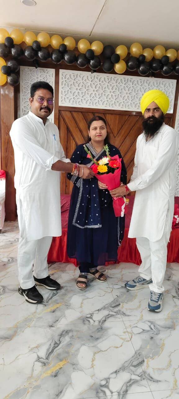 दस सूत्रीय मांगों को लेकर प्रधान संगठन ने बनाई आंदोलन की रणनीति
देहरादून। प्रदेश प्रधान संगठन उत्तराखंड की प्रदेश कार्यकारिणी की बैठक सोमवार को राजधानी देहरादून स्थित अमोला होटल में आयोजित हुई। बैठक की अध्यक्षता प्रदेश अध्यक्ष योगिता कैंतुरा रावत ने की, जबकि संचालन कार्यकारी प्रदेश अध्यक्ष प्रकाश माहरा ने किया। प्रदेश प्रभारी पंकज पोखरियाल के दिशा-निर्देशों में हुई बैठक में प्रदेशभर से ब्लॉक अध्यक्ष, जिलाध्यक्ष एवं प्रदेश पदाधिकारियों ने प्रतिभाग किया।
बैठक में संगठन की दस सूत्रीय मांगों और सरकार स्तर पर लंबित मांगों पर विस्तार से चर्चा की गई। सर्वसम्मति से आगामी आंदोलन की रूपरेखा तय करते हुए निर्णय लिया गया कि इसी सप्ताह विधायकों और सांसदों को ज्ञापन सौंपे जाएंगे। 14 सितंबर को मुख्यमंत्री के नाम अल्टीमेटम ज्ञापन, 15-16 सितंबर को ग्राम पंचायतों में जी-राम-जी योजना में श्रमिकों की ऑफलाइन हाजिरी के लिए हस्ताक्षर अभियान तथा 17 सितंबर को ब्लॉक मुख्यालयों पर सांकेतिक तालाबंदी की जाएगी।
इसके अलावा 19 सितंबर को जिलाधिकारियों के माध्यम से मुख्यमंत्री को अल्टीमेटम ज्ञापन और 22 सितंबर को जिला मुख्यालयों पर मुख्य विकास अधिकारियों के सांकेतिक घेराव का निर्णय लिया गया। प्रदेश स्तरीय धरना-प्रदर्शन की घोषणा 22 सितंबर की शाम तक किए जाने की जानकारी दी गई। बैठक में भारी बारिश के बावजूद उपस्थित पदाधिकारियों का आभार व्यक्त किया गया।