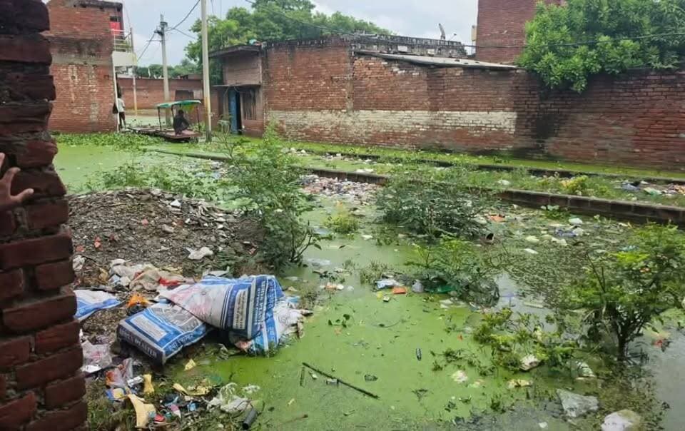 शाहजहांपुर मोहल्ला मिश्रीपुर तहबरगंज भारी बारिश के कारण लोगों के दरवाजे हो गए हैं बंद क्योंकि गेट पर खड़ा है पानी जाओगे कहां देखिए लाइफ रिपोर्ट शाहजहांपुर उत्तर प्रदेश