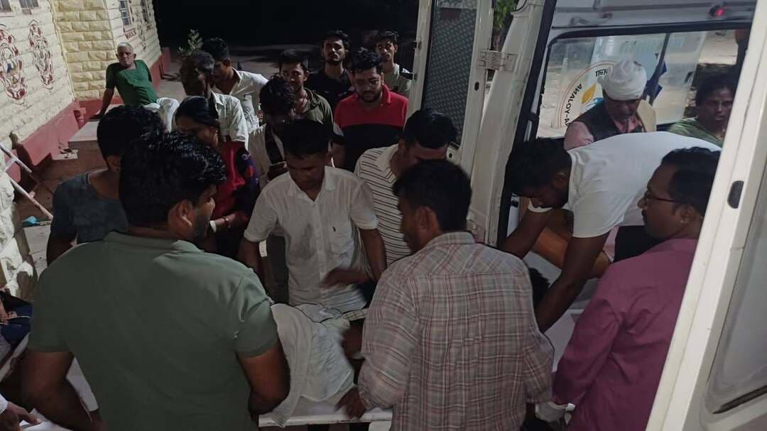 मध्यप्रदेश के राजगढ़ से रामदेवरा दर्शन कर वापस जा रहे श्रद्धालुओं की ट्रैक्टर ट्रॉली आगोलाई के पास दुर्घटनाग्रस्त होकर पलट गई। हादसे के तुरंत बाद सभी घायलों को जोधपुर लाया गया।
हादसे में घायल हुए सभी लोगों को जोधपुर के मथुरा दास माथुर (MDM) अस्पताल में भर्ती करवाया गया है।
घटना की सूचना मिलते ही केंद्रीय संस्कृति एवं पर्यटन मंत्री गजेन्द्र सिंह शेखावत रात 1:00 बजे अस्पताल पहुंचे और घायलों से मिलकर उनकी कुशलक्षेम पूछी।
मंत्री शेखावत ने अस्पताल के निदेशक डॉ. विकास राजपुरोहित से घायलों के स्वास्थ्य को लेकर फीडबैक लिया और बेहतर इलाज व पुख्ता इंतजाम करने के निर्देश दिए।