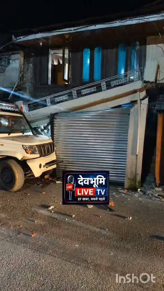 नींद की झपकी ने मचाया कहर, थाना चौक पर दुकान में जा घुसी जीप