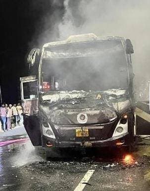 20 चालान, ₹1,37,000 जुर्माना... फिर भी दौड़ रहा था मौत का डिब्बा! इटावा में स्लीपर बस में आग, 40 यात्री खिड़की से कूदे
इटावा (फ्रेंड्स कॉलोनी / वैशाली कॉलोनी) - दिल्ली से हमीरपुर (राठ) जा रही डबल डेकर स्लीपर बस सोमवार तड़के सुबह 4 बजे आग का गोला बन गई। आगरा-कानपुर हाईवे पर सिया देवी हॉस्पिटल के सामने शॉर्ट सर्किट से लगी आग में बस पूरी तरह जल गई।
बस में सवार 40 यात्रियों ने खिड़कियों से कूदकर जान बचाई। किसी की मौत नहीं हुई लेकिन लाखों का सामान जल गया।
DDM NEWS का बड़ा खुलासा - प्रूफ के साथ:
हमारी टीम ने परिवहन ऐप पर चेक किया तो सनसनीखेज सच सामने आया (स्क्रीनशॉट देखें - Photo 2)
👉 इस बस पर 20 चालान पेंडिंग हैं
👉 ₹1,37,000 जुर्माना आज 08 September 2026 तक भी जमा नहीं हुआ
👉 Insurance भी 30 October 2026 को खत्म हो रहा है
👉 मार्च से अगस्त के बीच ओवरस्पीड समेत 20 बार चालान हुआ - Amar Ujala ने भी पुष्टि की
सवाल - जब 20 चालान पेंडिंग थे तो ये बस सड़क पर कैसे दौड़ रही थी? आरटीओ प्रदीप कुमार बोले - जांच कर रहे हैं।
फोटो 1: जली हुई स्लीपर बस (हादसे के बाद की)
फोटो 2: 20 चालान पेंडिंग का ऐप प्रूफ
#EtawahBusFire #20Challan #UPNews #Firozabad #DDMNews
---