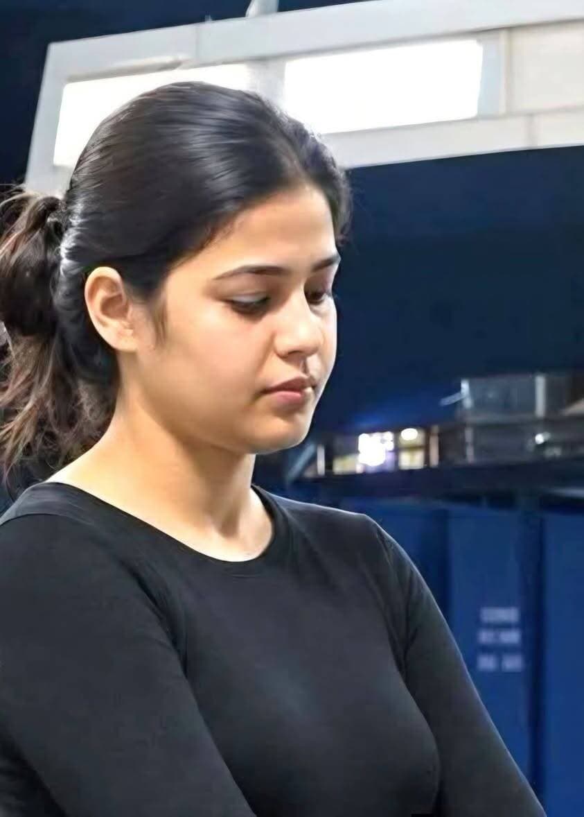 AC फर्स्ट क्लास में शराब के साथ युवती गिरफ्तार, वीडियो वायरल,खंगाला जा रहा नेटवर्क
मेडिकल रिप्रेजेंटेटिव की नौकरी करने वाली 25 वर्षीय नेहा झा की गिरफ्तारी के बाद शराब तस्करी का मामला चर्चा में है। समस्तीपुर स्टेशन पर स्वतंत्रता सेनानी एक्सप्रेस के AC फर्स्ट क्लास कूपे से नेहा और उसके एक रिश्तेदार को करीब 75 लीटर विदेशी शराब के साथ गिरफ्तार किया गया। गिरफ्तारी का वीडियो सोशल मीडिया पर तेजी से वायरल हो रहा है।
बताया गया कि RPF, GRP और CIB की टीम को वाराणसी से ट्रेन में शराब ले जाए जाने की गुप्त सूचना मिली थी। सूचना के आधार पर समस्तीपुर में ट्रेन की जांच की गई। दो भारी ट्रॉली बैग की तलाशी लेने पर बड़ी मात्रा में शराब बरामद हुई।
पूछताछ में नेहा ने पुलिस को बताया कि शराब उसके जीजा ने हरियाणा से खरीदी थी और बिहार में होने वाली शादियों में इसकी सप्लाई की जानी थी। पुलिस अब यह पता लगाने में जुटी है कि शराब की इस खेप के पीछे सिर्फ दो लोग हैं या कोई बड़ा नेटवर्क भी सक्रिय है।
पुलिस के मुताबिक,पूछताछ के दौरान नेहा काफी आत्मविश्वास के साथ जवाब दे रही थी। उसकी गिरफ्तारी के दौरान मौजूद यात्रियों में भी इस बात को लेकर चर्चा रही कि देखने में सामान्य लगने वाली युवती इतनी बड़ी शराब की खेप के साथ पकड़ी गई।
नेहा के परिवार को लेकर भी कई बातें सामने आ रही हैं। बताया जाता है कि उसके पिता संजय झा और बड़ी बेटी पहले भी शराब तस्करी के एक मामले में गिरफ्तार होकर जेल जा चुके हैं। हालांकि परिवार से जुड़ी अन्य चर्चाओं की आधिकारिक पुष्टि अभी नहीं हुई है।
पुलिस अब नेहा और उसके रिश्तेदार से पूछताछ के आधार पर शराब के स्रोत और संभावित खरीदारों का पता लगाने में जुटी है। वहीं, सोशल मीडिया पर वायरल वीडियो ने इस पूरे मामले को और चर्चा में ला दिया है।
AC कूपे से बरामद शराब ने अब कई सवाल खड़े कर दिए हैं खेप कहां से आई, कहां जानी थी और इसके पीछे कौन-कौन लोग जुड़े हैं..? पुलिस की जांच में इन सवालों के जवाब तलाशे जा रहे हैं।
#apnagiridihnews #बिहार #BiharNews
#शराब #Nehajha