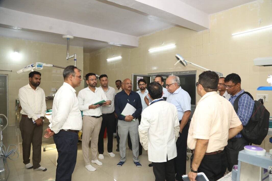 कलेक्टर श्री कुन्दन कुमार की अभिनव पहल से अंतागढ़, कोयलीबेड़ा सहित दूरस्थ अंचलों के मरीजों को अब स्थानीय स्तर पर विशेषज्ञ चिकित्सकों की सेवाएं उपलब्ध कराने की दिशा में तेजी से कार्य किया जा रहा है।
🔹 2 सप्ताह में ऑपरेशन थिएटर को पूर्ण रूप से क्रियाशील करने के निर्देश
🔹 विशेषज्ञ चिकित्सकों की सेवाएं उपलब्ध कराने की तैयारी
🔹 सोनोग्राफी सुविधा शुरू करने की प्रक्रिया में तेजी
🔹 ब्लड स्टोरेज यूनिट की स्थापना के लिए आवश्यक कार्रवाई
🔹 आवश्यक उपकरण, ऑक्सीजन पाइपलाइन, पावर बैकअप एवं दवाइयों की उपलब्धता सुनिश्चित करने के निर्देश
अब तक गंभीर मरीजों को उपचार और ऑपरेशन के लिए जिला मुख्यालय या अन्य शहरों तक लंबी दूरी तय करनी पड़ती थी। कलेक्टर श्री कुन्दन कुमार की इस महत्वपूर्ण पहल से दूरस्थ क्षेत्र के नागरिकों को समय पर बेहतर और विशेषज्ञ स्वास्थ्य सुविधाएं अपने ही क्षेत्र में मिलने का मार्ग प्रशस्त होगा। 🩺
#Kanker #Antagarh #HealthCare