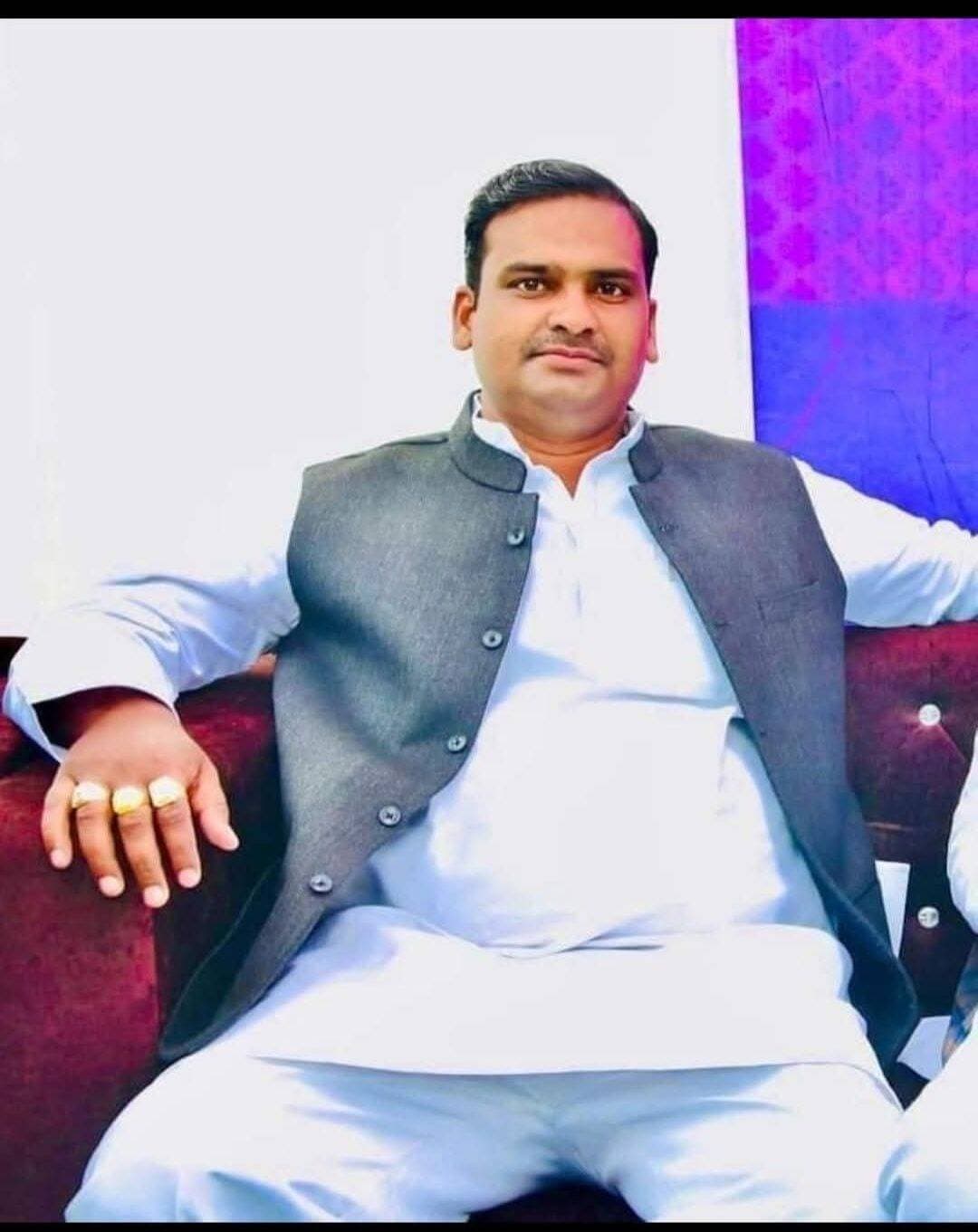 अवागढ ब्लॉक पर लगातार 4 बार से काबिज प्रतिनिधि ब्लॉक प्रमुख बडेभाई कुंवर हीरेश जी यादव को जन्मदिवस के अवसर पर बहुत-बहुत बधाई व शुभकामनाए.