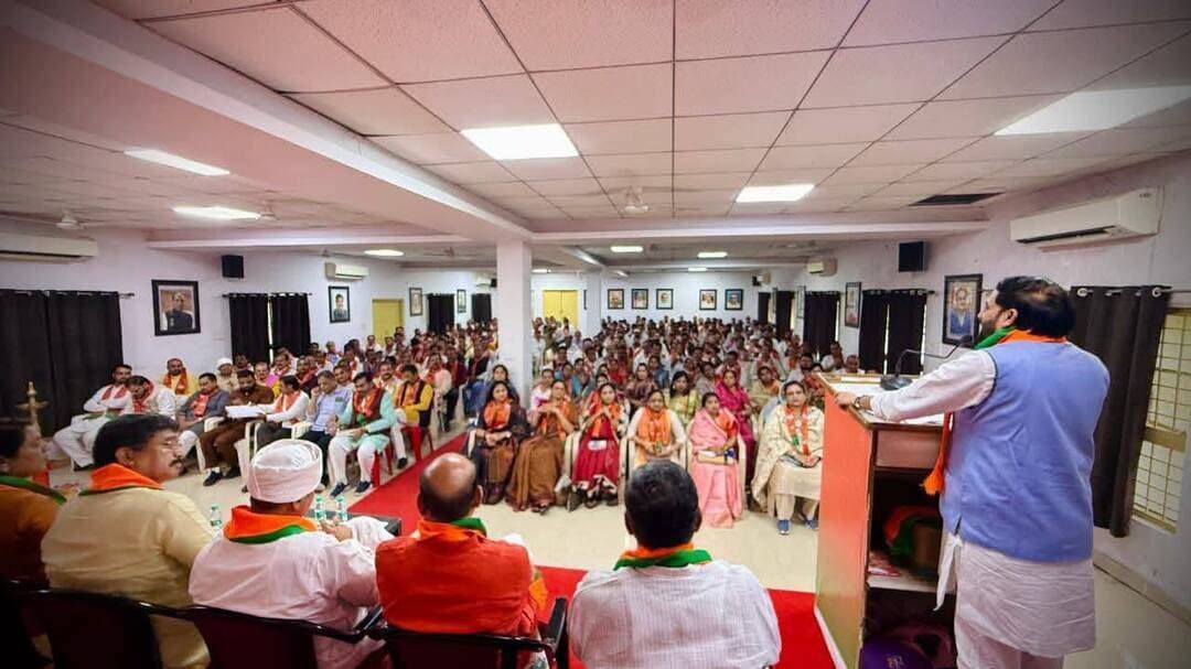 संगठन की शक्ति, कार्यकर्ताओं का संकल्प और जनसेवा का प्रण 🇮🇳🚩
भारतीय जनता पार्टी के प्रदेश महामंत्री श्री Gaurav Ranadive एवं श्रीमती डॉ. लता वानखेड़े ने आज सागर में आयोजित जिला कार्यसमिति बैठक को संबोधित किया।
इस अवसर पर प्रदेश मंत्री एवं जिला प्रभारी श्री Lokendra Parashar BJP श्री जिला अध्यक्ष Shyam Tiwari भाजपा के वरिष्ठ पदाधिकारी, कार्यकर्ता एवं जनप्रतिनिधिगण उपस्थित रहे।
बैठक में संगठन को और अधिक मजबूत बनाने, आगामी कार्ययोजनाओं एवं जनसेवा के संकल्प को लेकर महत्वपूर्ण मार्गदर्शन प्राप्त हुआ।
संगठन सर्वोपरि — सेवा ही संकल्प!
जय भाजपा, विजय भाजपा! 🚩
#BJP #Sagar #जिला_कार्यसमिति #भाजपा #संगठन_पर्व #जनसेवा #BJPMP #SagarBJP Bharatiya Janata Party (BJP) BJP Madhya Pradesh Hemant Khandelwal BJP SC Morcha Madhya Pradesh Dr Mohan Yadav