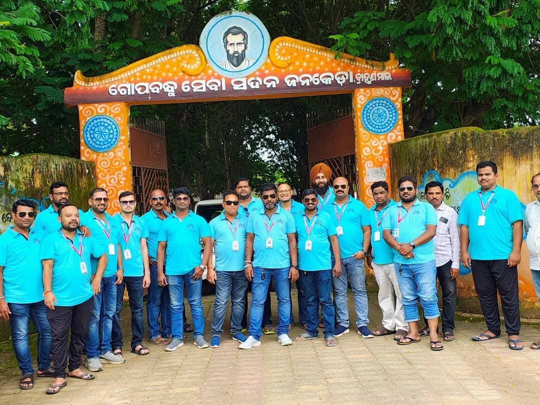 👉 ଗୋପବନ୍ଧୁ ସେବା ସଦନର ଅନ୍ତେବାସୀଙ୍କ ସହ ସ୍ମରଣୀୟ ମୁହୂର୍ତ୍ତ ବିତାଇଲା Sahayog Padampur
କୁନି କୁନି ପ୍ରତିଭାଙ୍କ ନୃତ୍ୟରେ ମନ ଜିଣିଲେ, ଭୋଜନ ସହ ବାଣ୍ଟିଲେ ଖୁସି
ପଦ୍ମପୁର: ସେବା ଓ ମାନବିକତାର ଏକ ସୁନ୍ଦର ଉଦାହରଣ ସୃଷ୍ଟି କରି ତାଲପାଲି ଜନକେଡ଼ାସ୍ଥିତ ଗୋପବନ୍ଧୁ ସେବା ସଦନର କୁନି କୁନି ଅନ୍ତେବାସୀଙ୍କ ସହ ଅଭୁଲା ଓ ସ୍ମରଣୀୟ ମୁହୂର୍ତ୍ତ ବିତାଇଛି ସାମାଜିକ ଅନୁଷ୍ଠାନ Sahayog Padampur।
ଏହି ଅବସରରେ ଅନ୍ତେବାସୀଙ୍କ ସହ ଭାବବିନିମୟ କରିବା ସହ ଏକାଠି ଭୋଜନ କରି ଆନନ୍ଦ ବାଣ୍ଟିଥିଲେ ଅନୁଷ୍ଠାନର ସଦସ୍ୟମାନେ। ଅନୁଷ୍ଠାନ ପକ୍ଷରୁ ଅନ୍ତେବାସୀଙ୍କ ପାଇଁ ମଧ୍ୟାହ୍ନ ଭୋଜନର ବ୍ୟବସ୍ଥା କରାଯାଇଥିବା ବେଳେ ସମସ୍ତଙ୍କୁ ସ୍କୁଲ ବ୍ୟାଗ, ଖାତା, କଲମ ଓ ଶୁଖିଲା ଖାଦ୍ୟ ବଣ୍ଟନ କରାଯାଇଥିଲା। ଏଥିସହ ସେବା ସଦନର ବ୍ୟବହାର ପାଇଁ ଏକ ସାଉଣ୍ଡ ସିଷ୍ଟମ ମଧ୍ୟ ପ୍ରଦାନ କରାଯାଇଥିଲା।
କାର୍ଯ୍ୟକ୍ରମର ଅନ୍ୟତମ ଆକର୍ଷଣ ଥିଲା ସେବା ସଦନର କିଛି ପ୍ରତିଭାଶାଳୀ ଶିଶୁ କଳାକାରଙ୍କ ମନୋରମ ନୃତ୍ୟ ପରିବେଷଣ। କୁନି କୁନି ପ୍ରତିଭାଙ୍କ ଚମତ୍କାର ପରିବେଷଣ ଉପସ୍ଥିତ ସମସ୍ତଙ୍କୁ ଆନନ୍ଦିତ କରିବା ସହ ସେମାନଙ୍କ ମନ ଜିଣିଥିଲା।
ଅନ୍ତେବାସୀଙ୍କ ମୁହଁରେ ହସ ଫୁଟାଇବା, ସେମାନଙ୍କ ସହ କିଛି ସମୟ ଆନନ୍ଦରେ ବିତାଇବା ଏବଂ ସମାଜ ପ୍ରତି ନିଜର ଦାୟିତ୍ୱବୋଧକୁ ଆହୁରି ସୁଦୃଢ଼ କରିବା ଥିଲା ଏହି କାର୍ଯ୍ୟକ୍ରମର ମୁଖ୍ୟ ଉଦ୍ଦେଶ୍ୟ। ଏଭଳି ପ୍ରୟାସ ସମାଜରେ ସେବା, ସହଯୋଗ ଓ ମାନବିକତାର ଭାବନାକୁ ଆହୁରି ମଜବୁତ କରିଥାଏ।
ଏହି ଅବସରରେ ଗୋପବନ୍ଧୁ ସେବା ସଦନର ମୁଖ୍ୟ ପରିଚାଳକଙ୍କ ସମେତ ସମସ୍ତ କର୍ମଚାରୀଙ୍କୁ Sahayog Padampur ପକ୍ଷରୁ ଅଶେଷ ଧନ୍ୟବାଦ ଓ ହୃଦୟରୁ କୃତଜ୍ଞତା ଜଣାଯାଇଛି। ସେମାନଙ୍କ ସହଯୋଗ ଓ ଆତ୍ମୀୟତା ଯୋଗୁଁ ଅନ୍ତେବାସୀଙ୍କ ସହ ସମୟ ବିତାଇବା, ଏକାଠି ଭୋଜନ କରିବା ଓ ଅଭୁଲା ସ୍ମୃତି ସାଉଁଟିବାର ସୁଯୋଗ ମିଳିଥିବାରୁ ଅନୁଷ୍ଠାନ ପକ୍ଷରୁ ସମସ୍ତଙ୍କ ପ୍ରତି କୃତଜ୍ଞତା ପ୍ରକାଶ କରାଯାଇଛି।
“ସେବା, ସମ୍ପର୍କ ଓ ସମାଜ ପାଇଁ ସମର୍ପଣ” ଏହି ମନ୍ତ୍ରକୁ ଆଧାର କରି Sahayog Padampur ଆଗାମୀ ଦିନରେ ମଧ୍ୟ ଏଭଳି ସାମାଜିକ ଓ ମାନବିକ କାର୍ଯ୍ୟକ୍ରମ ଜାରି ରଖିବାକୁ ପ୍ରତିବଦ୍ଧ ବୋଲି ଅନୁଷ୍ଠାନ ପକ୍ଷରୁ କୁହାଯାଇଛି।