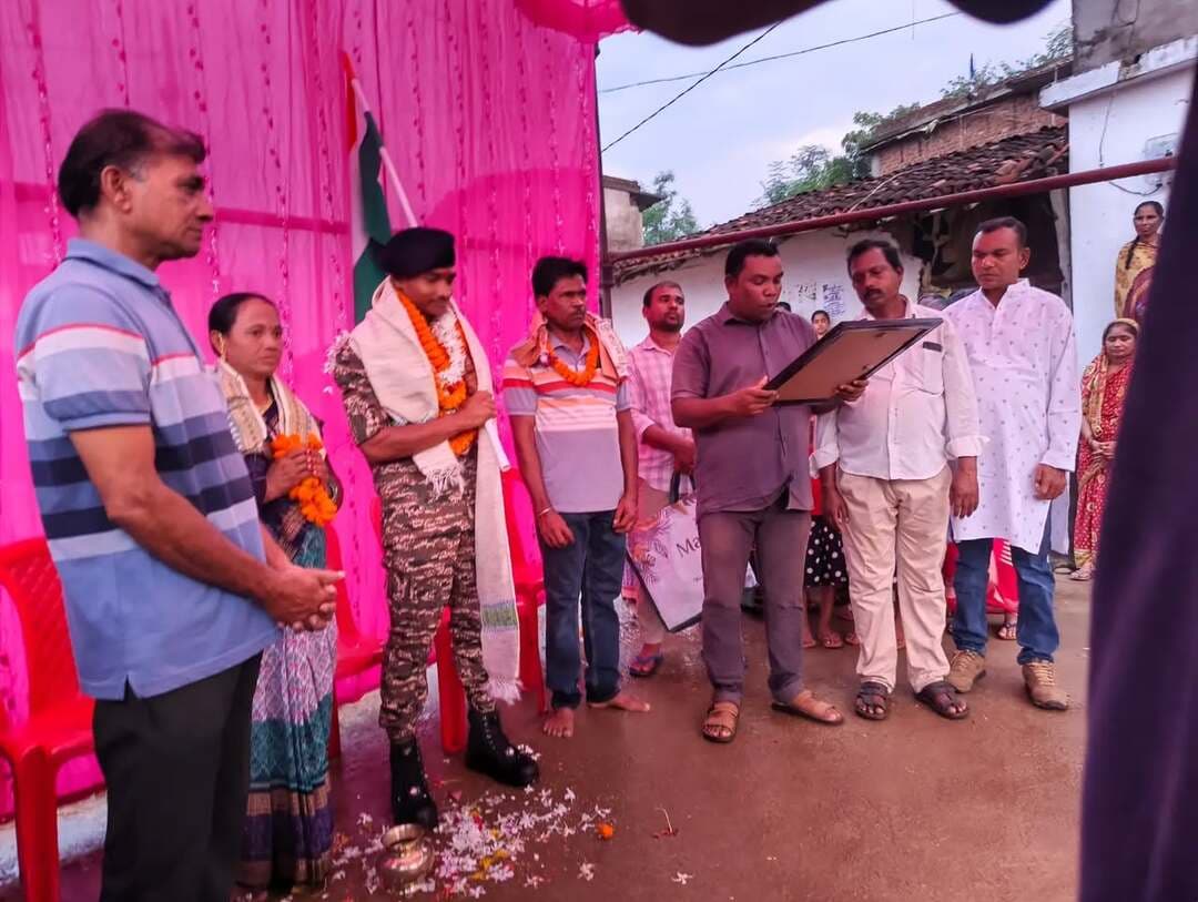 ଜବାନଙ୍କୁ ଫଟାମୁଣ୍ଡା ଗାଁରେ ଭବ୍ୟ ସ୍ୱାଗତ ସମ୍ବର୍ଦ୍ଧନା
ସୁବାଷ ଚନ୍ଦ୍ର ନେଗୀଙ୍କ ସଫଳତାରେ ଗର୍ବିତ ଗ୍ରାମବାସୀ, ପିତାମାତାଙ୍କୁ ମଧ୍ୟ ସମ୍ମାନିତ
ବରଗଡ଼/ପଦ୍ମପୁର: ଗାଁର ସୁଯୋଗ୍ୟ ସନ୍ତାନ ଭାରତୀୟ ସୁରକ୍ଷା ବାହିନୀରେ ସାମିଲ ହେବା ପରେ ଗର୍ବରେ ଫୁଲି ଉଠିଛି ଫଟାମୁଣ୍ଡା ଗାଁ। ଗ୍ରାମର ଯୁବକ ସୁବାଷ ଚନ୍ଦ୍ର ନେଗୀ କେନ୍ଦ୍ରୀୟ ରିଜର୍ଭ ପୁଲିସ ବଳ (CRPF)ରେ ଯବାନ ଭାବେ ନୂଆ ନିଯୁକ୍ତି ପାଇଥିବାରୁ ତାଙ୍କୁ ଗ୍ରାମବାସୀଙ୍କ ପକ୍ଷରୁ ଭବ୍ୟ ସ୍ୱାଗତ ଓ ନାଗରିକ ସମ୍ବର୍ଦ୍ଧନା ପ୍ରଦାନ କରାଯାଇଛି।
ଗ୍ରାମ୍ୟ ସଭାପତି ଗୋପବନ୍ଧୁ ଶିକାଙ୍କ ସଭାପତିତ୍ୱରେ ଆୟୋଜିତ ଏହି ସମ୍ବର୍ଦ୍ଧନା କାର୍ଯ୍ୟକ୍ରମରେ ସୁବାଷଙ୍କୁ ଫୁଲମାଳ ପିନ୍ଧାଇ ସ୍ୱାଗତ କରାଯିବା ସହ ମାନପତ୍ର ପ୍ରଦାନ କରାଯାଇଥିଲା। ଗ୍ରାମବାସୀଙ୍କ ପକ୍ଷରୁ ତାଙ୍କୁ ଗାଁ ପରିକ୍ରମା କରାଯାଇ ଘରେ ଘରେ ସ୍ୱାଗତ କରାଯାଇଥିଲା। ଏହି ସମୟରେ ଗାଁରେ ଉତ୍ସବମୁଖର ପରିବେଶ ସୃଷ୍ଟି ହୋଇଥିଲା।
ଏହି ଅବସରରେ ଯବାନଙ୍କ ପିତା ମକରଧ୍ୱଜ ନେଗୀ ଓ ମାତା ପ୍ରମିଳା ନେଗୀଙ୍କୁ ମଧ୍ୟ ଗ୍ରାମ୍ୟ କମିଟି ପକ୍ଷରୁ ସମ୍ମାନିତ କରାଯାଇଥିଲା। ପୁଅର ସଫଳତାରେ ପିତାମାତାଙ୍କୁ ଗ୍ରାମବାସୀଙ୍କ ପକ୍ଷରୁ ସମ୍ମାନ ଜଣାଇବା ଅବସର ଭାବବିହ୍ୱଳ ହୋଇଉଠିଥିଲା।
ସଭାରେ ଗ୍ରାମବାସୀ କହିଥିଲେ ଯେ, ଫଟାମୁଣ୍ଡା ଭଳି ଏକ ଛୋଟ ଗାଁରୁ ଜଣେ ଯୁବକ ଦେଶର ସୁରକ୍ଷା ବାହିନୀରେ ସାମିଲ ହେବା ସମଗ୍ର ଅଞ୍ଚଳ ପାଇଁ ଗର୍ବର ବିଷୟ। ସୁବାଷଙ୍କ ନିଷ୍ଠା, ଦେଶପ୍ରେମ ଓ କଠିନ ପରିଶ୍ରମ ଗାଁର ଅନ୍ୟ ଯୁବକମାନଙ୍କୁ ମଧ୍ୟ ଦେଶସେବା ପାଇଁ ପ୍ରେରଣା ଯୋଗାଇବ। ତାଙ୍କ ସଫଳତା ପ୍ରମାଣ କରିଛି ଯେ ଦୃଢ଼ ଇଚ୍ଛାଶକ୍ତି ଓ ପରିଶ୍ରମ ଥିଲେ ସଫଳତା ନିଶ୍ଚିତ।
କାର୍ଯ୍ୟକ୍ରମରେ ଗ୍ରାମର ବୟୋଜ୍ୟେଷ୍ଠ, ମହିଳା, ଯୁବକ, ଛାତ୍ରଛାତ୍ରୀଙ୍କ ସମେତ ଗାଁର ସମସ୍ତ ଜନସାଧାରଣ ଏକଜୁଟ ହୋଇ ଯୋଗଦେଇଥିଲେ। ଯବାନଙ୍କୁ ସମ୍ମାନିତ କରିବା ଓ ତାଙ୍କ ସଫଳତାକୁ ନିଜ ଗାଁର ଗର୍ବ ଭାବେ ପାଳନ କରିବା ପାଇଁ ସମସ୍ତଙ୍କ ମଧ୍ୟରେ ବିଶେଷ ଉତ୍ସାହ ଦେଖାଯାଇଥିଲା।
ଗ୍ରାମ୍ୟ କମିଟିର ସମ୍ପାଦକ ମହେନ୍ଦ୍ର ସାହୁ, କୋଷାଧ୍ୟକ୍ଷ ଅଶୋକ ମେହେରଙ୍କ ସହ ସଦସ୍ୟ ନବୀନ ମେହେର, ବିଧାନ ଗିରି, କର୍ଣ୍ଣ ବରିହା, ଅଣାକର ମେହେର, ରଙ୍ଗାଧର, ସୁନା ପ୍ରମୁଖ ଉପସ୍ଥିତ ଥିଲେ।
ଶେଷରେ ଗ୍ରାମ୍ୟ କମିଟି ପକ୍ଷରୁ ସୁବାଷଙ୍କୁ ମାନପତ୍ର ପ୍ରଦାନ କରାଯାଇ ଦେଶସେବା ପାଇଁ ଶୁଭକାମନା ଜଣାଯାଇଥିଲା। ତାଙ୍କ ଦୀର୍ଘାୟୁ, ସୁସ୍ଥ ଓ ସୁରକ୍ଷିତ ଜୀବନ କାମନା କରିବା ସହ ତ୍ରିରଙ୍ଗାର ମାନ ରଖି ଦେଶ ପାଇଁ ନିଷ୍ଠାର ସହ ସେବା କରିବାକୁ ଶୁଭେଚ୍ଛା ଜଣାଯାଇଥିଲା।
ସୁବାଷଙ୍କ ଏହି ସଫଳତା କେବଳ ତାଙ୍କ ପରିବାର ନୁହେଁ, ସମଗ୍ର ଫଟାମୁଣ୍ଡା ଗାଁ ପାଇଁ ଏକ ଗୌରବର ମୁହୂର୍ତ୍ତ ପାଲଟିଥିବା ବେଳେ ଗାଁର ସମସ୍ତ ଜନସାଧାରଣଙ୍କ ଏକତା ଓ ଭଲପାଇବା ଏହି ସମ୍ବର୍ଦ୍ଧନାକୁ ଆହୁରି ସ୍ମରଣୀୟ କରିଦେଇଛି।