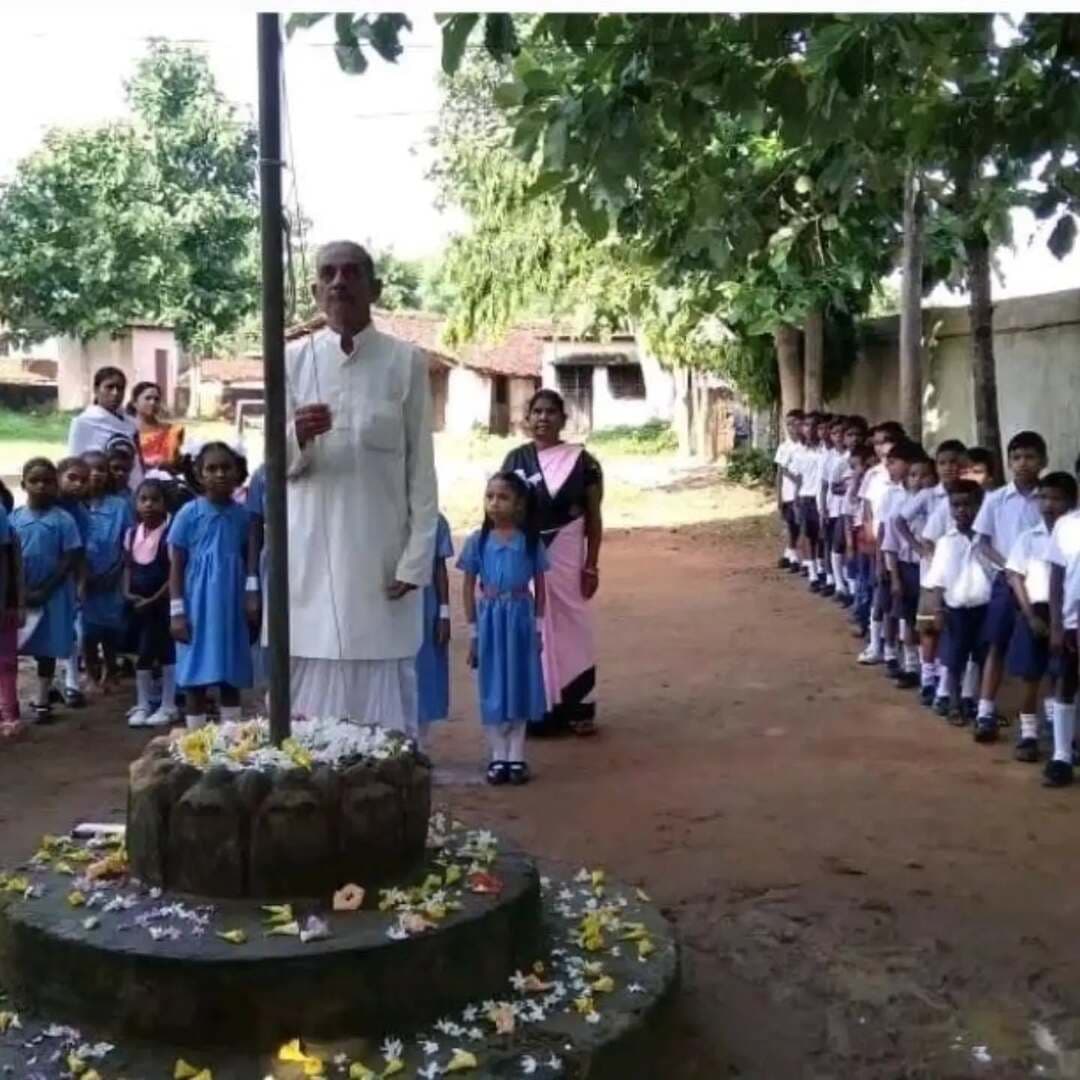 👉 ବରିଷ୍ଠ ବ୍ୟକ୍ତି ଅଲେଖ ମେହେରଙ୍କ ବିୟୋଗରେ ଫଟାମୁଣ୍ଡା ଗାଁରେ ଶୋକର ଛାୟା
ଫଟାମୁଣ୍ଡା: ଅତ୍ୟନ୍ତ ଦୁଃଖ ଓ ଶୋକର ସହିତ ଜଣାଇବାକୁ ପଡୁଛି ଯେ, ଆମ ଗାଁର ବରିଷ୍ଠ ତଥା ସମାଜସେବୀ ବ୍ୟକ୍ତି ଅଲେଖ ମେହେରଙ୍କ ଗତ ୭ ସେପ୍ଟେମ୍ବର ୨୦୨୬, ସୋମବାର ଦିନ ଦେହାନ୍ତ ହୋଇଯାଇଛି। ତାଙ୍କ ବିୟୋଗରେ ଫଟାମୁଣ୍ଡା ଗାଁ ସମେତ ସମଗ୍ର ଅଞ୍ଚଳରେ ଶୋକାକୁଳ ପରିବେଶ ସୃଷ୍ଟି ହୋଇଛି।
ସ୍ୱର୍ଗତ ଅଲେଖ ମେହେର ଗାଁ, ଗାଁର ବିଦ୍ୟାଳୟ ଓ ସମାଜର ଉନ୍ନତି ପାଇଁ ଦୀର୍ଘଦିନ ଧରି ନିଷ୍ଠାର ସହ କାର୍ଯ୍ୟ କରିଆସୁଥିଲେ। ୧୯୯୧-୯୨ ମସିହାରେ ସେ ଗାଁର ବିଦ୍ୟାଳୟର ବିଭିନ୍ନ ପଦପଦବୀରେ ରହି ନିଜର ଦାୟିତ୍ୱ ତୁଲାଇଥିଲେ। ଗାଁର ସେବା ଓ ଉନ୍ନତିକୁ ସେ ସବୁବେଳେ ପ୍ରାଥମିକତା ଦେଇ ଆସିଥିଲେ।
ତାଙ୍କର ସରଳ ଜୀବନ, ନିଷ୍ଠା, ସେବା ମନୋଭାବ ଓ ଗାଁର ଉନ୍ନତି ପ୍ରତି ଥିବା ଅବଦାନ ଆମ ସମସ୍ତଙ୍କ ପାଇଁ ସବୁଦିନ ପ୍ରେରଣା ହୋଇ ରହିବ। ତାଙ୍କ ଠାରୁ ଆମେ ଅନେକ କିଛି ଶିଖିଛୁ। ଆଗାମୀ ଦିନରେ ତାଙ୍କ ଆଦର୍ଶ ଓ କାର୍ଯ୍ୟରୁ ପ୍ରେରଣା ନେଇ ଗାଁର ଉନ୍ନତି ଓ ସେବା କାର୍ଯ୍ୟକୁ ଆଗେଇ ନେବା ହିଁ ତାଙ୍କ ପ୍ରତି ପ୍ରକୃତ ଶ୍ରଦ୍ଧାଞ୍ଜଳି ହେବ।
ତାଙ୍କର ଅନ୍ତିମ ସଂସ୍କାର ଫଟାମୁଣ୍ଡା ଗାଁରେ ଦିନ ୨ଟା ସମୟରେ ସମ୍ପନ୍ନ ହୋଇଥିଲା। ତାଙ୍କ ବିୟୋଗରେ ପରିବାରବର୍ଗ ଓ ଆତ୍ମୀୟସ୍ୱଜନଙ୍କୁ ଫଟାମୁଣ୍ଡା ଗାଁବାସୀଙ୍କ ପକ୍ଷରୁ ଗଭୀର ସମବେଦନା ଜ୍ଞାପନ କରାଯାଉଛି।
ସ୍ୱର୍ଗତ ଅଲେଖ ମେହେରଙ୍କ ଅମର ଆତ୍ମାର ସଦ୍ଗତି କାମନା କରି ଫଟାମୁଣ୍ଡା ଗାଁବାସୀଙ୍କ ପକ୍ଷରୁ ଭକ୍ତିପୂତ ଶ୍ରଦ୍ଧାଞ୍ଜଳି ଜଣାଇଛନ୍ତି ।