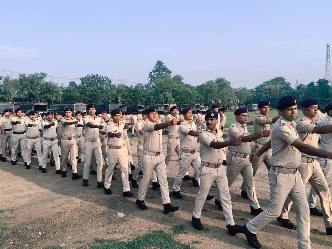 पुलिस केंद्र में नियमित परेड का निरीक्षण, जवानों को अनुशासन बनाए रखने के निर्देश
जहानाबाद: मंगलवार को पुलिस अधीक्षक के निर्देशानुसार पुलिस उपाधीक्षक (रक्षित) की उपस्थिति में पुलिस केंद्र में नियमित परेड का निरीक्षण किया गया। इस दौरान जवानों एवं पदाधिकारियों की शारीरिक दक्षता, अनुशासन, टर्नआउट एवं ड्रिल की बारीकी से समीक्षा की गई।
निरीक्षण के बाद पुलिस बल को कर्तव्य के प्रति निष्ठा, व्यावसायिक दक्षता एवं उच्च स्तर का अनुशासन बनाए रखने के लिए आवश्यक दिशा-निर्देश दिए गए। अधिकारियों ने जवानों को नियमित अभ्यास और अनुशासित तरीके से अपने दायित्वों का निर्वहन करने पर जोर दिया।