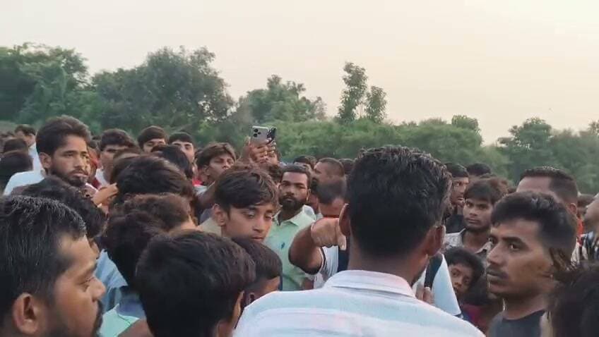 बेरी खेल मैदान के किनारे अज्ञात शव दफनाने पहुंची सलैया पुलिस, ग्रामीणों के विरोध के बाद वापस लौटी
औरंगाबाद जिला सलैया थाना पुलिस सोमवार शाम एक अज्ञात शव को एंबुलेंस और जेसीबी के साथ बेरी खेल मैदान के किनारे मदार नदी के तट स्थित शमसान घाट पर दफनाने पहुंची थी, लेकिन स्थानीय ग्रामीणों के भारी विरोध के बाद पुलिस को बिना शव दफनाए ही वापस लौटना पड़ा।
इस संबंध में सलैया थानाध्यक्ष कन्हैया शर्मा ने बताया कि तीन दिन पूर्व मचानी नदी से एक अज्ञात शव बरामद हुआ था, जिसे पोस्टमार्टम कराकर 48 घंटे तक पहचान के लिए रखा गया था। पहचान नहीं होने पर नियमानुसार शव को बेरी खेल मैदान किनारे स्थित श्मशान घाट के पास दफनाया जा रहा था। ग्रामीणों के विरोध के बाद शव को अब कहीं और दफनाया जाएगा।
#Bharatcrimelivenews #BeriKhelMaidan #SalaiyaPolice #MadanpurNews #AurangabadBihar #UnknownDeadBody #VillagersProtest #MadarRiver #BiharNews #GroundReport