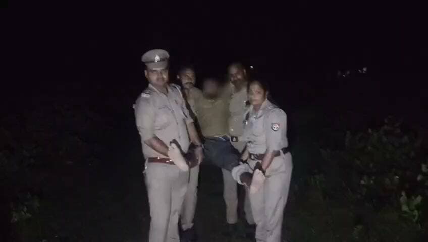 एक लाख का इनामी हिस्ट्रीशीटर पुलिस मुठभेड़ में घायल, गैंग के पांच सदस्य पुलिस गिरफ्त में
गोवंश बरामद, तमंचे, चाकू, चापड़, चोरी की बाइक और वारदात में प्रयुक्त सामान जब्त
हथगांव पुलिस की बड़ी कार्रवाई, एसपी अभिमन्यु मांगलिक के निर्देशन में अपराधियों पर कसा शिकंजा
फतेहपुर। फतेहपुर पुलिस ने अपराध और संगठित गिरोहों के खिलाफ चलाए जा रहे अभियान के तहत बड़ी सफलता हासिल करने का दावा किया है। हथगांव थाना क्षेत्र के पट्टीशाह गांव के पास धोबी तालाब किनारे स्थित एक बाग में देर रात हुई पुलिस मुठभेड़ में एक लाख रुपये के इनामी एवं हिस्ट्रीशीटर रियाज कुरैशी और उसके भाई इसरार कुरैशी पुलिस की जवाबी कार्रवाई में पैर में गोली लगने से घायल हो गए। वहीं मौके से भाग रहे तीन अन्य आरोपियों को पुलिस ने घेराबंदी कर गिरफ्तार कर लिया। पुलिस के अनुसार आरोपियों के कब्जे से अवैध हथियार, चोरी की मोटरसाइकिल, गोवंश और वारदात में प्रयुक्त अन्य सामान बरामद किया गया है।
पुलिस द्वारा जारी प्रेस नोट के अनुसार 7/8 सितंबर 2026 की रात हथगांव थाना पुलिस को सूचना मिली कि पट्टीशाह गांव के समीप कुछ संदिग्ध अपराधी मौजूद हैं। सूचना के आधार पर पुलिस टीम ने क्षेत्र की घेराबंदी की। पुलिस का दावा है कि घेराबंदी के दौरान बदमाशों ने पुलिस टीम पर फायरिंग कर दी। जवाबी कार्रवाई में गैंगस्टर एक्ट के मामले में वांछित एक लाख रुपये का इनामी हिस्ट्रीशीटर रियाज कुरैशी के दाहिने पैर तथा इसरार कुरैशी के बाएं पैर में गोली लगी, जिसके बाद दोनों को घायल अवस्था में गिरफ्तार कर तत्काल जिला अस्पताल भेजा गया।
पुलिस के अनुसार मौके से भागने का प्रयास कर रहे शंकर साहू, रेहान उर्फ छोटू तथा हनीफ को भी घेराबंदी कर गिरफ्तार कर लिया गया। गिरफ्तार सभी आरोपियों के खिलाफ आवश्यक वैधानिक कार्रवाई की जा रही है।
बरामदगी के संबंध में पुलिस ने बताया कि आरोपियों के कब्जे से दो देशी तमंचे 315 बोर, दो जीवित कारतूस, दो खोखा कारतूस, एक चोरी की मोटरसाइकिल, एक अन्य मोटरसाइकिल, लोहे का चापड़, दो चाकू, लकड़ी का ठीहा, पीली त्रिपाल, रस्सियां, काली पॉलीथीन तथा एक जीवित गोवंश बरामद किया गया है। पुलिस का कहना है कि बरामद सामान के संबंध में भी विधिक कार्रवाई की जा रही है।
प्रारंभिक जांच में पुलिस ने बताया कि गिरफ्तार आरोपी रियाज कुरैशी के विरुद्ध फतेहपुर सहित अन्य जनपदों में 33 से अधिक आपराधिक मुकदमे दर्ज हैं, जबकि इसरार कुरैशी के विरुद्ध 15 से अधिक मुकदमे दर्ज होने की जानकारी सामने आई है। अन्य गिरफ्तार आरोपियों का आपराधिक इतिहास भी खंगाला जा रहा है।
पुलिस अधिकारियों का कहना है कि जनपद में संगठित अपराध, गैंगस्टर और वांछित अपराधियों के विरुद्ध अभियान लगातार जारी रहेगा। अपराधियों की गिरफ्तारी और अवैध गतिविधियों पर अंकुश लगाने के लिए विशेष टीमें सक्रिय हैं तथा किसी भी अपराधी को कानून से बचने नहीं दिया जाएगा।
यह कार्रवाई जनपद में कानून-व्यवस्था बनाए रखने की दिशा में महत्वपूर्ण मानी जा रही है। हालांकि पुलिस मुठभेड़ से जुड़े सभी तथ्यों की जांच नियमानुसार की जाएगी और आगे की विधिक प्रक्रिया न्यायालय के समक्ष पूरी की जाएगी।
🟥 अपराध मुक्त समाज के निर्माण में पुलिस और आमजन दोनों की महत्वपूर्ण भूमिका है। यदि किसी क्षेत्र में आपराधिक गतिविधि, अवैध हथियार, गौ-तस्करी या अन्य गैरकानूनी गतिविधियों की जानकारी मिले तो तत्काल पुलिस को सूचित करें। कानून को अपने हाथ में लेने के बजाय प्रशासन का सहयोग करें। प्रशासन से अपेक्षा है कि अपराधियों के विरुद्ध इसी प्रकार निष्पक्ष एवं प्रभावी कार्रवाई जारी रखी जाए तथा निर्दोष नागरिकों की सुरक्षा सर्वोच्च प्राथमिकता बनी रहे।
👇👇
#NDNEWS #दैनिकनिष्पक्षधारा #Fatehpur #Hathgaon #PoliceEncounter #RiyazQureshi #UPPolice #FatehpurPolice #AbhimanyuMangalik #GangsterAct #BreakingNews #CrimeNews #LawAndOrder
👇👇
@dgpup
@RSSorg
@UPGovt
@wpl1090
@RSSgeet
@Uppolice
@MIB_India
@PMOIndia
@HMOIndia
@abmanglik
@VHPDigital
@igrangealld
@myogioffice
@InfoDeptUP
@dmfatehpur
@sdmsadarftp
@CMOfficeUP
@CMOUP_RC
@UPPRD1948
@ChiefSecyUP
@ChiefSecyUP
@MahantYogiG
@FatehpurSdm
@fatehpurpolice
@BajrangDalOrg
@rashtrapatibhvn
@UPMahilaKalyan
@112UttarPradesh
@myogiadityanath
@CommissionerPrg
@ADGZonPrayagraj
👇👇
🟥 ND NEWS | दैनिक निष्पक्ष धारा
मुख्य संपादक / संस्थापक: राजन सिंह हाड़ा
सह-संपादक: शालिनी सिंह भदौरिया
📍कार्यालय-3: U158,हीरा स्वीट्स के पास,विकास मार्ग,लक्ष्मी नगर,पूर्वी दिल्ली,110092 (NCR)
📍कार्यालय-2: विधानसभा रोड,बर्लिंगटन चौराहा, लखनऊ 226001 (UP)
📅 दिनांक: 08 सितंबर 2026
📆 दिन: मंगलवार
📞 मोबाइल: 096961 19696