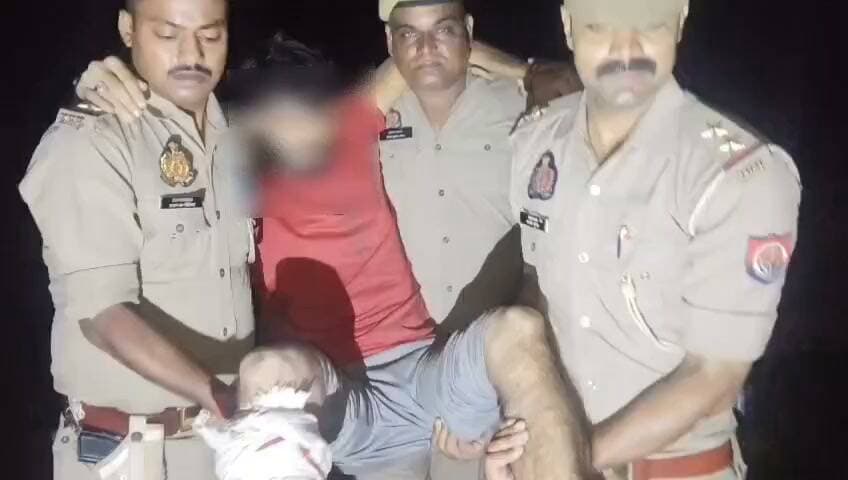 एक लाख का इनामी हिस्ट्रीशीटर पुलिस मुठभेड़ में घायल, गैंग के पांच सदस्य पुलिस गिरफ्त में
गोवंश बरामद, तमंचे, चाकू, चापड़, चोरी की बाइक और वारदात में प्रयुक्त सामान जब्त
हथगांव पुलिस की बड़ी कार्रवाई, एसपी अभिमन्यु मांगलिक के निर्देशन में अपराधियों पर कसा शिकंजा
फतेहपुर। फतेहपुर पुलिस ने अपराध और संगठित गिरोहों के खिलाफ चलाए जा रहे अभियान के तहत बड़ी सफलता हासिल करने का दावा किया है। हथगांव थाना क्षेत्र के पट्टीशाह गांव के पास धोबी तालाब किनारे स्थित एक बाग में देर रात हुई पुलिस मुठभेड़ में एक लाख रुपये के इनामी एवं हिस्ट्रीशीटर रियाज कुरैशी और उसके भाई इसरार कुरैशी पुलिस की जवाबी कार्रवाई में पैर में गोली लगने से घायल हो गए। वहीं मौके से भाग रहे तीन अन्य आरोपियों को पुलिस ने घेराबंदी कर गिरफ्तार कर लिया। पुलिस के अनुसार आरोपियों के कब्जे से अवैध हथियार, चोरी की मोटरसाइकिल, गोवंश और वारदात में प्रयुक्त अन्य सामान बरामद किया गया है।
पुलिस द्वारा जारी प्रेस नोट के अनुसार 7/8 सितंबर 2026 की रात हथगांव थाना पुलिस को सूचना मिली कि पट्टीशाह गांव के समीप कुछ संदिग्ध अपराधी मौजूद हैं। सूचना के आधार पर पुलिस टीम ने क्षेत्र की घेराबंदी की। पुलिस का दावा है कि घेराबंदी के दौरान बदमाशों ने पुलिस टीम पर फायरिंग कर दी। जवाबी कार्रवाई में गैंगस्टर एक्ट के मामले में वांछित एक लाख रुपये का इनामी हिस्ट्रीशीटर रियाज कुरैशी के दाहिने पैर तथा इसरार कुरैशी के बाएं पैर में गोली लगी, जिसके बाद दोनों को घायल अवस्था में गिरफ्तार कर तत्काल जिला अस्पताल भेजा गया।
पुलिस के अनुसार मौके से भागने का प्रयास कर रहे शंकर साहू, रेहान उर्फ छोटू तथा हनीफ को भी घेराबंदी कर गिरफ्तार कर लिया गया। गिरफ्तार सभी आरोपियों के खिलाफ आवश्यक वैधानिक कार्रवाई की जा रही है।
बरामदगी के संबंध में पुलिस ने बताया कि आरोपियों के कब्जे से दो देशी तमंचे 315 बोर, दो जीवित कारतूस, दो खोखा कारतूस, एक चोरी की मोटरसाइकिल, एक अन्य मोटरसाइकिल, लोहे का चापड़, दो चाकू, लकड़ी का ठीहा, पीली त्रिपाल, रस्सियां, काली पॉलीथीन तथा एक जीवित गोवंश बरामद किया गया है। पुलिस का कहना है कि बरामद सामान के संबंध में भी विधिक कार्रवाई की जा रही है।
प्रारंभिक जांच में पुलिस ने बताया कि गिरफ्तार आरोपी रियाज कुरैशी के विरुद्ध फतेहपुर सहित अन्य जनपदों में 33 से अधिक आपराधिक मुकदमे दर्ज हैं, जबकि इसरार कुरैशी के विरुद्ध 15 से अधिक मुकदमे दर्ज होने की जानकारी सामने आई है। अन्य गिरफ्तार आरोपियों का आपराधिक इतिहास भी खंगाला जा रहा है।
पुलिस अधिकारियों का कहना है कि जनपद में संगठित अपराध, गैंगस्टर और वांछित अपराधियों के विरुद्ध अभियान लगातार जारी रहेगा। अपराधियों की गिरफ्तारी और अवैध गतिविधियों पर अंकुश लगाने के लिए विशेष टीमें सक्रिय हैं तथा किसी भी अपराधी को कानून से बचने नहीं दिया जाएगा।
यह कार्रवाई जनपद में कानून-व्यवस्था बनाए रखने की दिशा में महत्वपूर्ण मानी जा रही है। हालांकि पुलिस मुठभेड़ से जुड़े सभी तथ्यों की जांच नियमानुसार की जाएगी और आगे की विधिक प्रक्रिया न्यायालय के समक्ष पूरी की जाएगी।
🟥 अपराध मुक्त समाज के निर्माण में पुलिस और आमजन दोनों की महत्वपूर्ण भूमिका है। यदि किसी क्षेत्र में आपराधिक गतिविधि, अवैध हथियार, गौ-तस्करी या अन्य गैरकानूनी गतिविधियों की जानकारी मिले तो तत्काल पुलिस को सूचित करें। कानून को अपने हाथ में लेने के बजाय प्रशासन का सहयोग करें। प्रशासन से अपेक्षा है कि अपराधियों के विरुद्ध इसी प्रकार निष्पक्ष एवं प्रभावी कार्रवाई जारी रखी जाए तथा निर्दोष नागरिकों की सुरक्षा सर्वोच्च प्राथमिकता बनी रहे।
👇👇
#NDNEWS #दैनिकनिष्पक्षधारा #Fatehpur #Hathgaon #PoliceEncounter #RiyazQureshi #UPPolice #FatehpurPolice #AbhimanyuMangalik #GangsterAct #BreakingNews #CrimeNews #LawAndOrder
👇👇
@dgpup
@RSSorg
@UPGovt
@wpl1090
@RSSgeet
@Uppolice
@MIB_India
@PMOIndia
@HMOIndia
@abmanglik
@VHPDigital
@igrangealld
@myogioffice
@InfoDeptUP
@dmfatehpur
@sdmsadarftp
@CMOfficeUP
@CMOUP_RC
@UPPRD1948
@ChiefSecyUP
@ChiefSecyUP
@MahantYogiG
@FatehpurSdm
@fatehpurpolice
@BajrangDalOrg
@rashtrapatibhvn
@UPMahilaKalyan
@112UttarPradesh
@myogiadityanath
@CommissionerPrg
@ADGZonPrayagraj
👇👇
🟥 ND NEWS | दैनिक निष्पक्ष धारा
मुख्य संपादक / संस्थापक: राजन सिंह हाड़ा
सह-संपादक: शालिनी सिंह भदौरिया
📍कार्यालय-3: U158,हीरा स्वीट्स के पास,विकास मार्ग,लक्ष्मी नगर,पूर्वी दिल्ली,110092 (NCR)
📍कार्यालय-2: विधानसभा रोड,बर्लिंगटन चौराहा, लखनऊ 226001 (UP)
📅 दिनांक: 08 सितंबर 2026
📆 दिन: मंगलवार
📞 मोबाइल: 096961 19696