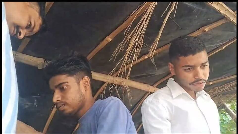 पीएचसी के भीतर दलाली का खेल? स्टिंग में निजी जांच केंद्रों से कथित सांठगांठ के आरोप
बिना प्रशिक्षित स्टाफ और संदिग्ध पैथोलॉजी संचालन पर उठे सवाल, ग्रामीणों के स्वास्थ्य से खिलवाड़ की आशंका
जिलाधिकारी से उच्चस्तरीय जांच की मांग, वायरल वीडियो और स्टिंग के आधार पर कार्रवाई की उठी आवाज
✒️ रिपोर्ट: यूपी हेड नागेंद्र पांडये
उत्तरप्रदेश । फतेहपुर जनपद के मलवां विकासखंड स्थित गोपालगंज प्राथमिक स्वास्थ्य केंद्र (पीएचसी) और कुछ निजी पैथोलॉजी केंद्रों को लेकर गंभीर आरोप सामने आए हैं। सोशल मीडिया पर वायरल वीडियो और एक कथित स्टिंग ऑपरेशन के आधार पर दावा किया जा रहा है कि सरकारी अस्पताल परिसर के भीतर सक्रिय दलाल मरीजों को निजी जांच केंद्रों की ओर भेज रहे हैं। साथ ही कुछ पैथोलॉजी केंद्रों के संचालन, स्टाफ की योग्यता और जांच प्रक्रिया पर भी सवाल उठाए गए हैं। इन आरोपों की स्वतंत्र और आधिकारिक पुष्टि अभी नहीं हुई है।
कथित स्टिंग ऑपरेशन में दावा किया गया है कि पत्रकार ने मरीज बनकर जांच कराने की प्रक्रिया को समझने का प्रयास किया। आरोप है कि सरकारी अस्पताल के भीतर मौजूद कुछ लोगों ने उन्हें निजी लैब से जांच कराने की सलाह दी और जांच के बदले ₹800 से ₹1000 तक की राशि ली गई। यह भी दावा किया गया कि भुगतान ऑनलाइन और ऑफलाइन दोनों माध्यमों से स्वीकार किया गया तथा कम समय में रिपोर्ट देने का आश्वासन दिया गया।
स्टिंग में यह भी आरोप लगाया गया है कि जिस निजी पैथोलॉजी से जांच कराई गई, वहां प्रशिक्षित पैथोलॉजिस्ट, योग्य पैरामेडिकल स्टाफ और आवश्यक उपकरणों को लेकर गंभीर सवाल हैं। यह भी दावा किया गया कि पैथोलॉजी के नाम पर अन्य व्यवसाय भी संचालित किया जा रहा था। हालांकि इन दावों की पुष्टि सक्षम प्राधिकारी द्वारा की जानी बाकी है।
स्थानीय लोगों का कहना है कि यदि सरकारी अस्पतालों से मरीजों को कथित रूप से निजी लैब में भेजा जा रहा है या बिना मानकों के जांच की जा रही है, तो यह अत्यंत गंभीर मामला है। लोगों ने जिलाधिकारी और मुख्य चिकित्सा अधिकारी से पूरे प्रकरण की निष्पक्ष जांच कराने, संबंधित पैथोलॉजी केंद्रों के लाइसेंस, पंजीकरण, उपकरण, स्टाफ की योग्यता और जांच प्रक्रिया का सत्यापन कराने की मांग की है।
स्वास्थ्य विशेषज्ञों का मानना है कि गलत या अविश्वसनीय जांच रिपोर्ट मरीज के उपचार को प्रभावित कर सकती है। इसलिए प्रत्येक पैथोलॉजी का विधिक पंजीकरण, प्रशिक्षित स्टाफ और निर्धारित गुणवत्ता मानकों का पालन अनिवार्य है। यदि किसी स्तर पर अनियमितता मिलती है तो नियमानुसार कार्रवाई की जानी चाहिए।
खबर लिखे जाने तक स्वास्थ्य विभाग, जिला प्रशासन अथवा संबंधित पीएचसी की ओर से इन आरोपों पर कोई आधिकारिक प्रतिक्रिया सार्वजनिक रूप से सामने नहीं आई थी। इसलिए इस समाचार में उल्लिखित आरोपों को आरोप के रूप में ही देखा जाना चाहिए। जांच पूरी होने और प्रशासनिक पक्ष सामने आने के बाद तथ्यों के अनुसार समाचार को अद्यतन किया जाएगा।
🟥 ND NEWS | दैनिक निष्पक्ष धारा की अपील
स्वास्थ्य सेवाओं में पारदर्शिता और गुणवत्ता प्रत्येक नागरिक का अधिकार है। यदि किसी अस्पताल, पैथोलॉजी या स्वास्थ्य केंद्र में अनियमितता, दलाली या बिना मानक के जांच होने की जानकारी मिले तो उसकी शिकायत संबंधित स्वास्थ्य अधिकारियों को करें। बिना जांच पूरी हुए किसी व्यक्ति या संस्था को दोषी मानने से बचें और प्रशासन से निष्पक्ष व समयबद्ध जांच की अपेक्षा रखें।
👇👇👇
#NDNEWS #दैनिकनिष्पक्षधारा #Fatehpur #GopalganjPHC #HealthDepartment #Pathology #CMOFatehpur #DMFatehpur #HealthAudit #BreakingNews #UPHealth #PublicHealth #FatehpurNews
👇👇
@dgpup
@RSSorg
@UPGovt
@wpl1090
@RSSgeet
@Uppolice
@MIB_India
@PMOIndia
@HMOIndia
@abmanglik
@VHPDigital
@igrangealld
@myogioffice
@InfoDeptUP
@dmfatehpur
@sdmsadarftp
@CMOfficeUP
@CMOUP_RC
@UPPRD1948
@ChiefSecyUP
@ChiefSecyUP
@MahantYogiG
@FatehpurSdm
@fatehpurpolice
@BajrangDalOrg
@rashtrapatibhvn
@UPMahilaKalyan
@112UttarPradesh
@myogiadityanath
@CommissionerPrg
@ADGZonPrayagraj
@brajeshpathakup
👇👇
🟥 ND NEWS | दैनिक निष्पक्ष धारा
मुख्य संपादक / संस्थापक: राजन सिंह हाड़ा
सह-संपादक: शालिनी सिंह भदौरिया
✒️ रिपोर्ट: यूपी हेड नागेंद्र पांडये
📍 कार्यालय-3: U158, हीरा स्वीट्स के पास, विकास मार्ग, लक्ष्मी नगर, पूर्वी दिल्ली, पिन कोड – 110092 (NCR)
📍 कार्यालय-2: विधानसभा रोड, बर्लिंगटन चौराहा, लखनऊ 226001 (UP)
📍 कार्यालय-1: 1/1 अटल बिहारी चौराहा, नियर बर्मा चौराहा, फतेहपुर 212601 (UP)
📅 दिनांक: 08 सितंबर 2026
📆 दिन: मंगलवार
📧 Email: ndnewschannel@gmail.com
📞 मोबाइल: 096961 19696