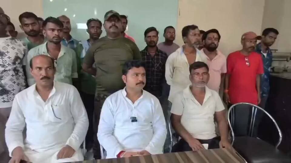 मांगों को लेकर सफाई कर्मियों का प्रदर्शन, पिट लाइन से RPF ने हटाया, अब भूख हड़ताल की चेतावनी