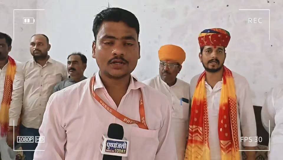 करणी सेना की प्रेस कॉन्फ्रेंस आज, यूजीसी के कथित ‘काले कानून’ के विरोध में उठेगी आवाज
मुरैना। राजपूत करणी सेना द्वारा मुरैना के केआर गार्डन में आवश्यक प्रेस कॉन्फ्रेंस का आयोजन किया गया था
प्रेस कॉन्फ्रेंस का मुख्य उद्देश्य समाज में बढ़ रही असमानता और यूजीसी जैसे कथित काले कानूनों के विरोध में अपनी बात भारत सरकार तक पहुंचाना है। संगठन का कहना है कि आरक्षण जातिगत आधार पर न होकर आर्थिक आधार पर दिया जाना चाहिए।
करणी सेना की ओर से कहा गया है कि जातिगत भेदभाव जैसी समस्याओं को बढ़ावा न मिले और समाज में भाईचारे की भावना बनी रहे। साथ ही यूजीसी के माध्यम से सवर्ण समाज के साथ हो रहे कथित अन्याय के प्रति समाज को जागरूक करने तथा सरकार से ऐसे प्रावधानों को समाप्त कर आरक्षण को आर्थिक आधार पर लागू करने की मांग की जाएगी।