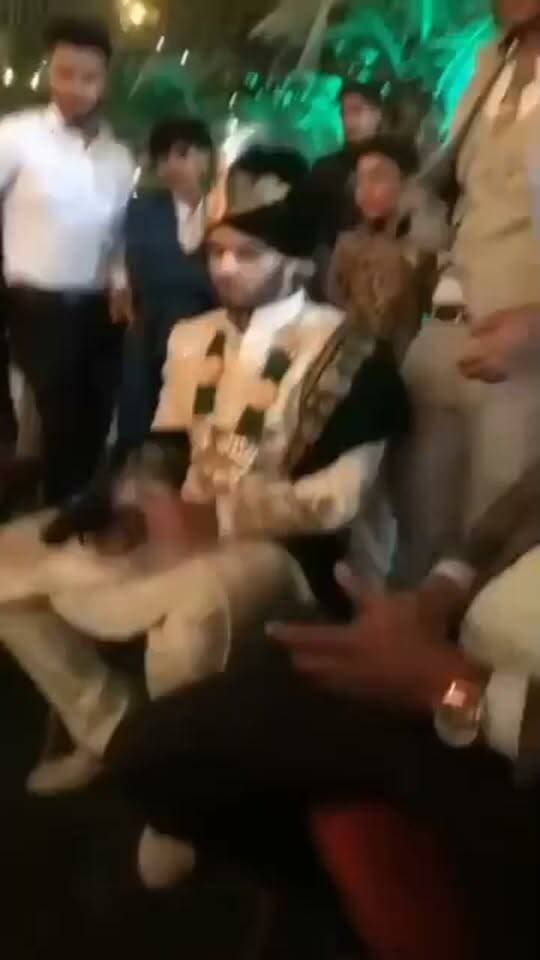 दूल्हे ने 6 सैकेन्ड में 15 राउन्ड फायर किए, वो भी जिगाना पिस्टल से जो देश में प्रतिबंधित है। दूल्हे राजा मदीना स्लाटिंग फैक्ट्री के मालिक, अरबपति मीट कारोबारी के सुपुत्र शादाब है।
📍बुलंदशहर, उत्तर प्रदेश