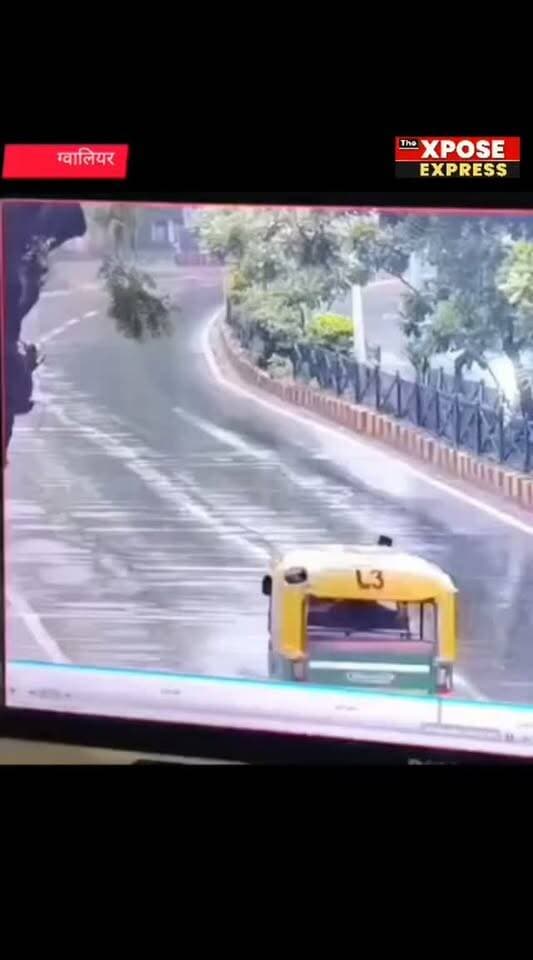 🚨 ग्वालियर में सड़क हादसा
सिटी सेंटर स्थित SP ऑफिस के पास अनियंत्रित कार ने ऑटो में जोरदार टक्कर मार दी। हादसे में ऑटो सवार 2 लोग घायल हो गए। टक्कर के बाद मौके पर अफरा-तफरी मच गई। घायलों को इलाज के लिए अस्पताल पहुंचाया गया।
📍 स्थान: सिटी सेंटर, SP ऑफिस के पास, ग्वालियर
हम दिखाते हैं वो जो सब छुपाते हैं। हम हैं The Xpose Express।
📸 Instagram: the xpose express
#Gwalior #GwaliorNews #RoadAccident #CityCenter #Accident MadhyaPradesh BreakingNews TheXposeExpress GwaliorAccident