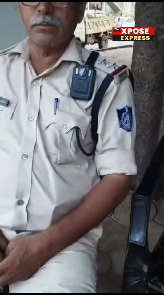 🚨 गोले का मंदिर चौराहे पर चालान को लेकर बवाल!
ग्वालियर के गोले का मंदिर चौराहे पर गाड़ी का चालान काटने को लेकर ट्रैफिक पुलिस और एक युवक के बीच विवाद हो गया। आरोप है कि ट्रैफिक हवलदार ने गाड़ी रोकने के बाद युवक को थप्पड़ मार दिया, जिसके बाद मामला बढ़ गया।
वहीं, साथी युवक ने ट्रैफिक पुलिसकर्मी पर रिश्वत लेने का भी आरोप लगाया है। घटना का वीडियो मंगलवार सुबह करीब 7 बजे से सोशल मीडिया पर वायरल हो रहा है। हालांकि, वायरल वीडियो में लगाए गए आरोपों की स्वतंत्र पुष्टि अभी नहीं हुई है।
📍 ग्वालियर
📹 वीडियो सोशल मीडिया पर वायरल
The Xpose Express
हम दिखाते हैं वो जो सब छुपाते हैं।
#Gwalior #GwaliorNews #TrafficPolice #GwaliorTraffic #GoleKaMandir ViralVideo TrafficPoliceViral MPNews MadhyaPradesh BreakingNews TheXposeExpress
📲 Instagram: https://www.instagram.com/the.xposeexpress?igsh=cGRlNWl1ZG1taWlm
▶️ YouTube: https://youtube.com/@thexposeexpress
