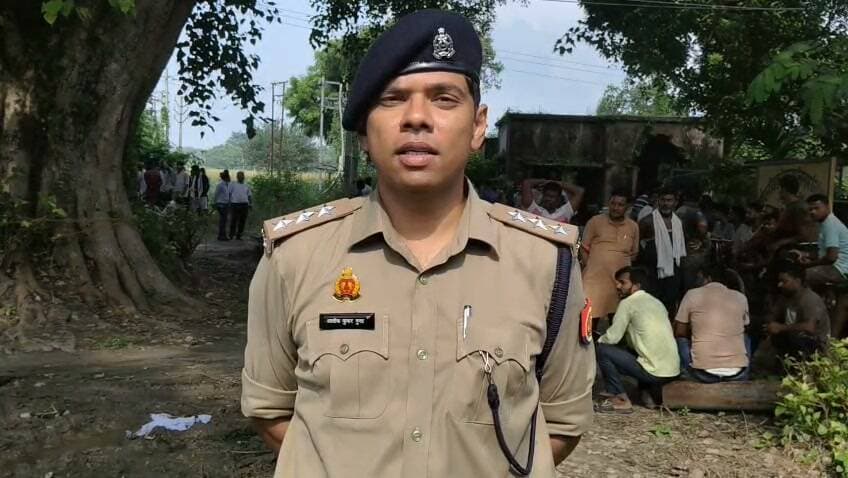 *आज दिनांक 08.09.2026 को सुबह समय करीब 05.30 बजे थाना बैरिया को सूचना प्राप्त हुई कि हृदयानन्द वर्मा निवासी मिर्जापुर थाना बैरिया को करेंट लगने से मृत्यु हो गई है, इस सूचना के मिलते ही थाना बैरिया की पुलिस द्वारा मौके पर पहुंच कर शव को नियमानुसार कब्जा पुलिस में लेकर पोस्ट मार्टम हेतु भेजवाया जा रहा है, तथा परिजनों से प्राप्त तहरीर के आधार पर अभियोग पंजीकृत कर अग्रिम विधिक कार्यवाही की जा रही है। इस संबंध में क्षेत्राधिकारी बैरिया श्री आलोक कुमार गुप्ता की वीडियो बाइट*👇🏻