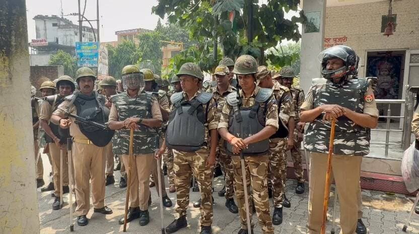 संभल। बाबा वहां उद्दीन शाह मस्जिद के ASI सर्वे के लिए सुरक्षा के लिए कड़े इंतजाम ।
चौधरी सराय इलाका छावनी में तब्दील .. मस्जिद के आसपास के इलाके में चप्पे चप्पे पर पुलिस RAF PAC तैनात ।
मस्जिद के मुतवल्ली का दावा , ASI संरक्षित भूमि पर मस्जिद के अवैध निर्माण का दावा पूरी तरह गलत ... मस्जिद के वैध दस्तावेज उनके पास मौजूद ।
चौधरी सराय पुलिस चौकी इलाके की बाबा वहां उद्दीन शाह मस्जिद का मामला ।