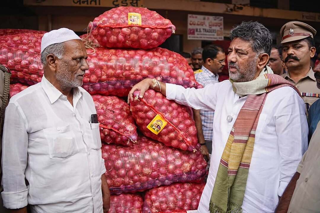 ಯಶವಂತಪುರ APMCಗೆ ಡಿಕೆಶಿ ದಿಢೀರ್ ಭೇಟಿ: ರೈತರ ಸಮಸ್ಯೆ ಆಲಿಕೆ
ಬೆಂಗಳೂರು: ಮುಖ್ಯಮಂತ್ರಿ ಡಿ.ಕೆ. ಶಿವಕುಮಾರ್ ಅವರು ಮಂಗಳವಾರ ಬೆಳಗ್ಗೆ ಯಶವಂತಪುರ APMC ಮಾರುಕಟ್ಟೆಗೆ ದಿಢೀರ್ ಭೇಟಿ ನೀಡಿ ರೈತರು, ವರ್ತಕರು ಹಾಗೂ ಕೂಲಿ ಕಾರ್ಮಿಕರ ಸಮಸ್ಯೆಗಳನ್ನು ನೇರವಾಗಿ ಆಲಿಸಿದರು.
ಈರುಳ್ಳಿ ಮಂಡಿಯಲ್ಲಿ ರೈತರೊಂದಿಗೆ ಕುಳಿತು ಮಾತುಕತೆ ನಡೆಸಿದ ಡಿ.ಕೆ. ಶಿವಕುಮಾರ್ ಅವರು ಬೆಲೆ, ತೂಕದಲ್ಲಿ ಮೋಸ, ಮಧ್ಯವರ್ತಿಗಳ ಹಾವಳಿ ಹಾಗೂ ಕಮಿಷನ್ ಕುರಿತು ಮಾಹಿತಿ ಪಡೆದರು.
ಈ ವೇಳೆ ರೈತರು ಮಾರುಕಟ್ಟೆಯ ಅವ್ಯವಸ್ಥೆಗಳ ಬಗ್ಗೆ ಅಸಮಾಧಾನ ವ್ಯಕ್ತಪಡಿಸಿದರು. 65 ಕೆಜಿ ಮೂಟೆಯನ್ನು 50 ಕೆಜಿ ಎಂದು ಲೆಕ್ಕ ಹಾಕಲಾಗುತ್ತಿದೆ ಹಾಗೂ ಮಧ್ಯವರ್ತಿಗಳ ಹಾವಳಿ ಇದೆ ಎಂದು ಆರೋಪಿಸಿದರು.
ಕುಡಿಯುವ ನೀರು, ಶೌಚಾಲಯ ಸೇರಿದಂತೆ ಮೂಲಸೌಕರ್ಯಗಳ ಕೊರತೆಯ ಬಗ್ಗೆಯೂ ರೈತರು ದೂರು ನೀಡಿದರು. “30–40 ವರ್ಷಗಳಿಂದ APMCಗೆ ಯಾರೂ ಬಂದಿಲ್ಲ, ಕೃಷಿ ಸಚಿವರೂ ಬಂದಿಲ್ಲ” ಎಂದು ಕೆಲ ರೈತರು ಡಿಕೆಶಿ ಮುಂದೆ ಅಳಲು ತೋಡಿಕೊಂಡರು.
ಭೇಟಿ ವೇಳೆ ಕೂಲಿ ಕಾರ್ಮಿಕರೊಂದಿಗೆ ರಸ್ತೆಬದಿಯ ಪೆಟ್ಟಿಗೆ ಅಂಗಡಿಯಲ್ಲಿ ಇಡ್ಲಿ ಸೇವಿಸಿದ ಡಿ.ಕೆ. ಶಿವಕುಮಾರ್ ಅವರು ಗಮನ ಸೆಳೆದರು. ರೈತರ ಸಮಸ್ಯೆಗಳನ್ನು ಸ್ಥಳದಲ್ಲೇ ಆಲಿಸಿದ ಅವರು, ಅಗತ್ಯ ಕ್ರಮ ಕೈಗೊಳ್ಳುವ ಭರವಸೆ ನೀಡಿದರು.
ರೈತರ ದೂರುಗಳ ಹಿನ್ನೆಲೆಯಲ್ಲಿ ಸರ್ಕಾರ ಯಾವ ಕ್ರಮ ಕೈಗೊಳ್ಳಲಿದೆ ಎಂಬುದು ಇದೀಗ ಕುತೂಹಲ ಮೂಡಿಸಿದೆ.
#DKShivakumar #YeshwanthpurAPMC #Farmers #Karnataka #Bengaluru #APMC #FarmersIssues #KarnatakaNews #BreakingNews #KannadaNews #Congress