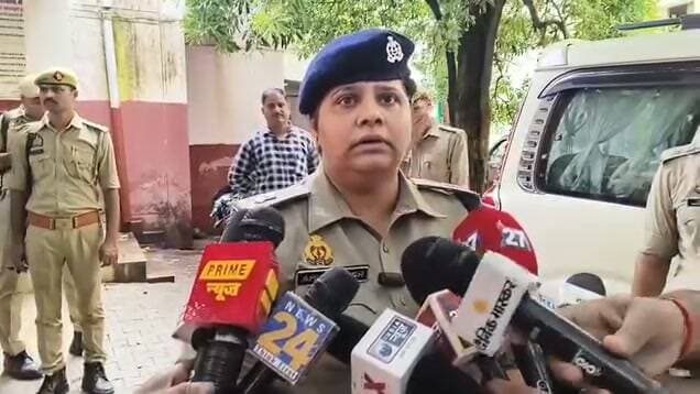 कौशाम्बी
महिला सिपाही की गोली लगने से इलाज के दौरान मौत, महिला थाना परिसर में गोली की आवाज़ से मचा हड़कंप 2025 बैच की सिपाही प्रियंका यादव की मौत,पुलिस अब हत्या और आत्म हत्या दोनों एंगल से कर रही है जांच गाजीपुर की रहने वाली थीं मृतका प्रियंका यादव गोली की आवाज सुनकर मौके पर दौड़े पुलिसकर्मी मेडिकल कॉलेज में डॉक्टरों ने घोषित किया मृत एसपी समेत फॉरेंसिक टीम ने शुरू की मामले की जांच। #BreakingNews #kaushambinews #Kaushambi #highlightseveryone #police #बारिश #हादसा