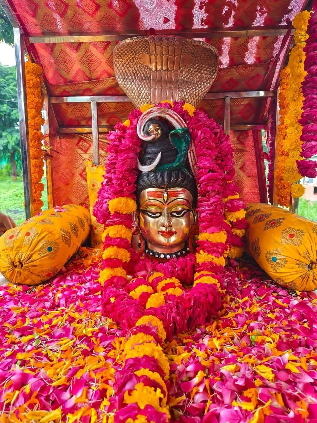 बरोठा में धूमधाम से निकली बाबा भोलेनाथ की शाही सवारी, हरि-हर मिलन ने मोहा मन
बरोठा। भादवा के प्रथम सोमवार के पावन अवसर पर बरोठा नगर में बाबा भोलेनाथ की भव्य शाही सवारी निकाली गई। सोमेश्वर महादेव मंदिर से विधि-विधान से पूजा-अर्चना के बाद शुरू हुई सवारी ने नगर के प्रमुख मार्गों का भ्रमण किया। जगह-जगह श्रद्धालुओं ने पुष्पवर्षा कर भगवान भोलेनाथ का स्वागत किया।
सवारी के दौरान पूरा नगर ‘हर-हर महादेव’ और ‘बम-बम भोले’ के जयघोष से गूंज उठा। श्रद्धालुओं द्वारा जल एवं केले के प्रसाद का वितरण भी किया गया।
शाही सवारी चंपा चौक स्थित श्री गोवर्धन नाथ मंदिर पहुंची, जहां परंपरा अनुसार भगवान विष्णु (हरि) और भगवान शिव (हर) का हरि-हर मिलन कराया गया। इस विशेष धार्मिक परंपरा के दर्शन के लिए बड़ी संख्या में श्रद्धालु उमड़े और भाव-विभोर हो उठे।
हरि-हर मिलन के बाद सवारी पुनः नगर भ्रमण करते हुए सोमेश्वर महादेव मंदिर पहुंची। यहां महाआरती के साथ आयोजन का समापन हुआ। इसके बाद श्रद्धालुओं को महाप्रसाद के रूप में खिचड़ी वितरित की गई।
शाही सवारी में मंदिर समिति के सदस्यों, पुजारीगण, नगरवासियों सहित आसपास के ग्रामीण क्षेत्रों से आए बड़ी संख्या में श्रद्धालुओं ने सहभागिता की।