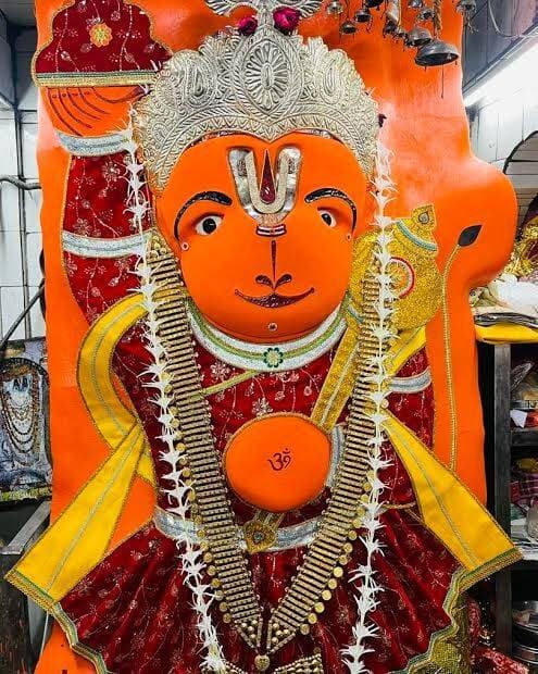 मंदिर का ढांचा हटा, खड़े हनुमान नहीं हिले
चार दिन के प्रयासों के बाद भी अडिग रही प्रतिमा, अब विशेषज्ञों की निगरानी में होगी तकनीकी जांच
उज्जैन। महाकाल की नगरी उज्जैन में सती गेट क्षेत्र स्थित करीब 170 वर्ष पुराने खड़े हनुमान मंदिर को सड़क चौड़ीकरण के लिए हटाने की कार्रवाई के बीच एक असामान्य स्थिति सामने आई है। मंदिर का ढांचा हटा दिया गया, लेकिन मुख्य हनुमान प्रतिमा को चार दिनों के लगातार प्रयासों के बावजूद उसके स्थान से नहीं हटाया जा सका।
प्रतिमा को सुरक्षित तरीके से स्थानांतरित करने के लिए मशीनरी और तकनीकी संसाधनों की मदद ली गई। आसपास खुदाई कर उसके आधार और जमीन के भीतर की स्थिति को समझने का प्रयास भी किया गया, लेकिन कई कोशिशों के बाद भी प्रतिमा अपनी जगह पर अडिग रही।
अब बल नहीं, तकनीक से होगी जांच
लगातार प्रयासों के बावजूद प्रतिमा नहीं हिलने के बाद अब प्रशासन जल्दबाजी से बचते हुए विशेषज्ञों की मदद लेने की तैयारी में है। अत्याधुनिक तकनीक से प्रतिमा के आधार और जमीन के भीतर की संरचना की जांच की जाएगी, ताकि यह पता लगाया जा सके कि वह किस तरह स्थापित है और उसे स्थानांतरित करना संभव है या नहीं।
विशेषज्ञों की रिपोर्ट के आधार पर आगे की कार्रवाई तय होगी। प्राचीन प्रतिमा को नुकसान न पहुंचे, इसे सर्वोच्च प्राथमिकता दी जा रही है।
आस्था में इसे माना जा रहा दैवी संकेत
प्रतिमा के नहीं हिलने की खबर फैलने के बाद क्षेत्र में श्रद्धालुओं की भीड़ बढ़ गई है। कई भक्त इसे हनुमान जी की इच्छा और दैवी संकेत मान रहे हैं। मंदिर के आसपास वानरों की मौजूदगी ने भी लोगों के कौतूहल को बढ़ा दिया है और सोशल मीडिया पर इससे जुड़े वीडियो चर्चा में हैं।
हालांकि प्रतिमा के नहीं हिलने के वास्तविक तकनीकी कारण विशेषज्ञों की जांच के बाद ही स्पष्ट होंगे।
विकास के साथ विरासत बचाने की चुनौती
सिंहस्थ 2028 को देखते हुए उज्जैन में सड़क और यातायात व्यवस्था के विस्तार की जरूरत है, लेकिन शहर की पहचान उसकी प्राचीन धार्मिक और सांस्कृतिक विरासत से भी जुड़ी है। ऐसे में खड़े हनुमान की प्रतिमा को लेकर सामने आई स्थिति विकास और विरासत के बीच संतुलन का महत्वपूर्ण सवाल खड़ा करती है।
फिलहाल प्रतिमा अपने स्थान पर ही है। अब सबकी निगाहें विशेषज्ञों की तकनीकी जांच और प्रशासन के अगले कदम पर टिकी हैं।
खड़े हनुमान की प्रतिमा का अडिग रहना अब सिर्फ एक मंदिर को हटाने का मामला नहीं, बल्कि उज्जैन की आस्था, विरासत और विकास के बीच संतुलन की परीक्षा बन गया है।
