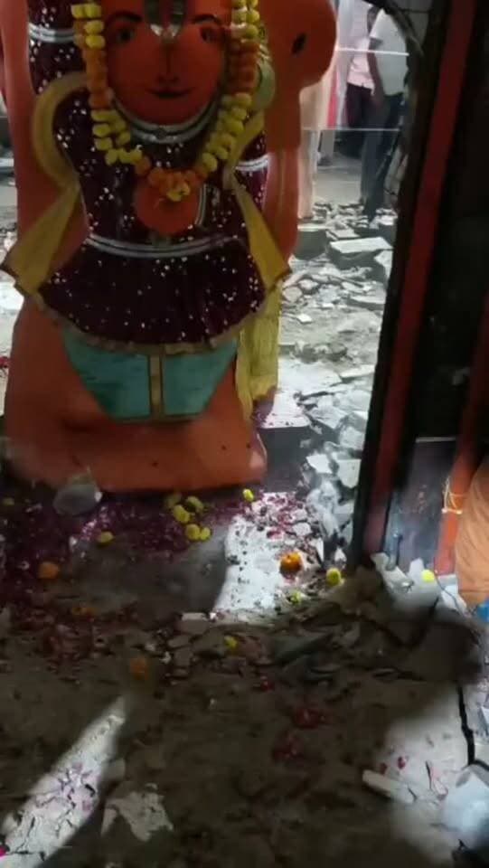 170 साल पुराने खड़े हनुमान मंदिर से जुड़ी आस्था की ये घटना श्रद्धालुओं को हैरान कर रही है। 🙏🚩
सड़क चौड़ीकरण के लिए मंदिर हटाने की प्रक्रिया के दौरान सती गेट पर स्थापित हनुमान जी की प्रतिमा को चार दिनों तक हटाने का प्रयास किया गया, लेकिन प्रतिमा एक इंच भी नहीं हिली।
भक्त इसे बजरंगबली की इच्छा और दिव्य संकेत मान रहे हैं।
आस्था में हनुमान जी आज भी अडिग हैं। 🚩
जय बजरंगबली 🙏🚩
#Ujjain #KhadeHanuman #HanumanJi #SanatanDharma #JaiBajrangbali