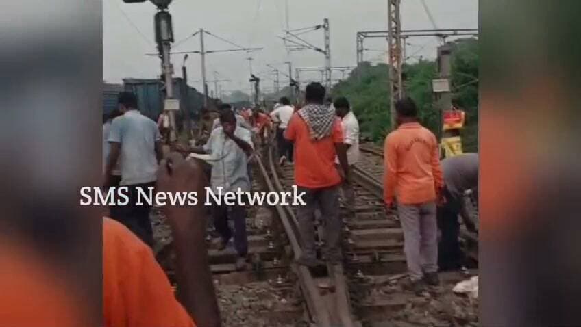 SMS News Bureau Bondamunda
बंडामुंडा रेल यार्ड में मेगा ब्लॉक, 52 किलो की पुरानी डायमंड क्रॉसिंग हटाकर लगी 60 किलो की नई क्रॉसिंग
जी केबिन के रेलवे एक्सचेंज यार्ड में हुआ तकनीकी उन्नयन, इंजीनियरिंग व सिग्नल-टेलीकॉम विभाग ने संभाला मोर्चा
चक्रधरपुर रेलमंडल के बंडामुंडा रेल यार्ड के जी-केबिन स्थित रेलवे एक्सचेंज यार्ड में सोमवार को रेलवे प्रशासन की ओर से मेगा ब्लॉक लेकर महत्वपूर्ण तकनीकी कार्य कराया गया। इस दौरान लाइन संख्या-9 के प्वाइंट संख्या 111 और 112A पर लगी 52 किलो की डबल स्लिप डायमंड क्रॉसिंग को हटाकर उसकी जगह 60 किलो की नई क्रॉसिंग स्थापित की गई। इस कार्य से यार्ड की रेल पटरियों को पहले से ज्यादा मजबूत बनाने के साथ परिचालन की सुरक्षा एवं विश्वसनीयता बढ़ाने में मदद मिलेगी।
मिली जानकारी के अनुसार रेलवे एक्सचेंज यार्ड के किलोमीटर संख्या 405/47/G से 405/43H/G के बीच यह कार्य किया गया। इसके लिए रेलवे के इंजीनियरिंग तथा सिग्नल एंड टेलीकॉम (एसएंडटी) विभाग को निर्धारित ब्लॉक दिया गया था। इंजीनियरिंग विभाग के कर्मचारियों ने सुबह 8 बजे से दोपहर 3:30 बजे तक क्रॉसिंग बदलने का कार्य पूरा किया। इसके बाद दोपहर 3:30 बजे से एसएंडटी विभाग की ओर से तकनीकी कार्य शुरू किया गया, जो समाचार लिखे जाने तक जारी था।
मेगा ब्लॉक के दौरान बड़ी संख्या में रेलवे कर्मियों के साथ ठेका मजदूरों ने भी कार्य में हिस्सा लिया। कर्मचारियों ने निर्धारित समय सीमा में पुराने क्रॉसिंग को हटाकर नई 60 किलो की क्रॉसिंग लगाने के साथ इससे जुड़े तकनीकी कार्यों को पूरा किया।
मौके पर चक्रधरपुर रेल मंडल के सीनियर डीईएन रबी शंकर समेत रेलवे के अन्य स्थानीय अधिकारी मौजूद रहे। अधिकारियों ने मौके पर चल रहे कार्यों का निरीक्षण करते हुए कार्य की प्रगति और सुरक्षा व्यवस्था का जायजा लिया। रेलवे प्रशासन के अनुसार इस तरह के तकनीकी उन्नयन से रेल यार्ड में परिचालन व्यवस्था को बेहतर और अधिक सुरक्षित बनाने में सहायता मिलेगी।