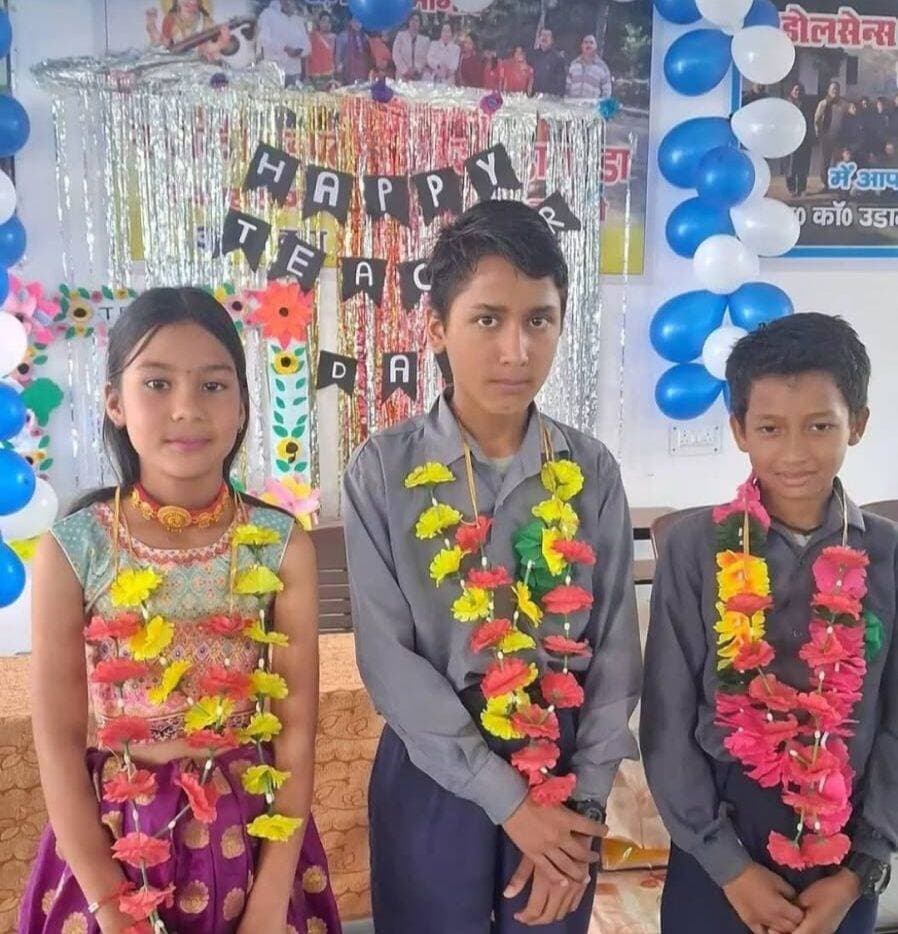 मुख्यमंत्री मेधावी छात्रवृत्ति परीक्षा में राजकीय इंटर कॉलेज उड़ा मंडा के तीन छात्रों ने हासिल की सफलता
उड़ा मंडा। मुख्यमंत्री मेधावी छात्रवृत्ति परीक्षा में राजकीय इंटर कॉलेज उडामांडा के तीन छात्र-छात्राओं ने सफलता हासिल कर विद्यालय एवं क्षेत्र का नाम रोशन किया है। छात्रों की सफलता पर विद्यालय परिवार ने खुशी जताते हुए उन्हें सम्मानित किया।
मुख्यमंत्री मेधावी छात्रवृत्ति परीक्षा में कक्षा-6 के छात्र आदित्य सिंह नेगी, पुत्र सतवीर सिंह नेगी, कक्षा-6 की छात्रा कु. शालू नेगी, पुत्री रविन्द्र सिंह नेगी तथा कक्षा-9 के छात्र हिमांशु सिंह, पुत्र सुभाष सिंह ने सफलता प्राप्त की।
छात्रों की इस उपलब्धि पर विद्यालय परिवार की ओर से फूल-माला पहनाकर उनका उत्साहवर्धन किया गया। विद्यालय के प्रधानाचार्य एवं बीएन कमेटी की ओर से सफल छात्र-छात्राओं, उनके माता-पिता तथा मार्गदर्शक शिक्षकों को शुभकामनाएं प्रेषित की गईं।
विद्यालय परिवार ने कहा कि छात्रों की यह सफलता अन्य विद्यार्थियों के लिए भी प्रेरणादायी है। उन्होंने सफल छात्र-छात्राओं के उज्ज्वल भविष्य की कामना करते हुए उन्हें निरंतर मेहनत और लगन के साथ आगे बढ़ने के लिए प्रेरित किया।