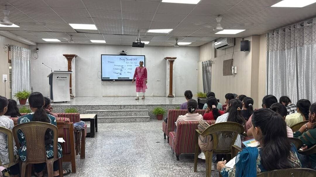 गुरु नानक गर्ल्स कॉलेज, यमुनानगर में पर्सनलिटी एन्हांसमेंट पर सर्टिफिकेट कोर्स का आयोजन
यमुनानगर। (राष्ट्रीय कदम) ब्यूरो: गुरु नानक गर्ल्स कॉलेज, संतपुरा, यमुनानगर के कंप्यूटर साइंस और केमिस्ट्री विभाग द्वारा नांदी फाउंडेशन के सहयोग से महिंद्रा प्राइड क्लासरूम ट्रेनिंग प्रोग्राम के तहत 27 अगस्त 2026 से 5 सितंबर 2026 तक पर्सनालिटी एन्हांसमेंट ट्रेनिंग पर 42-घंटे के सर्टिफिकेट कोर्स का आयोजन किया गया।
कोर्स का आयोजन कॉलेज निदेशिका डॉ. वरिंदर गांधी और प्रिंसिपल डॉ. सुखविंदर कौर के नेतृत्व में किया गया।
कोर्स की संयोजक डॉ. आरती सिंह (कंप्यूटर साइंस) और डॉ. प्रभजोत कौर (केमिस्ट्री) रहीं।
प्रशिक्षण सत्र नांदी फाउंडेशन की ट्रेनर सुश्री हरीता द्वारा संचालित किए गए। कोर्स का उद्देश्य छात्रों के कम्युनिकेशन स्किल, इंटरव्यू स्किल, आत्मविश्वास और समग्र व्यक्तित्व विकास को बढ़ाकर उन्हें इंडस्ट्री के लिए तैयार करना था। लगभग 70 छात्राओं ने बड़े उत्साह के साथ कोर्स में भाग लिया और सफलतापूर्वक कोर्स पूरा करने पर उन्हें प्रमाण पत्र प्रदान किए गए।