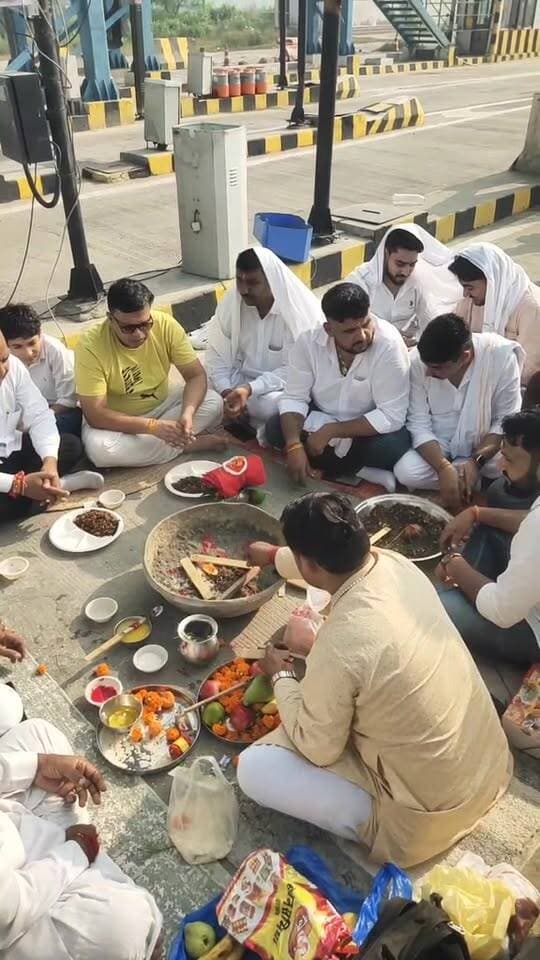 नेशनल हाईवे हरिद्वार रोड सड़क पर तामसाबाद, सनोली टोल पर नई रक्षक कंपनी हवन यज्ञ कर टोल का चार्ज लेते हुए।