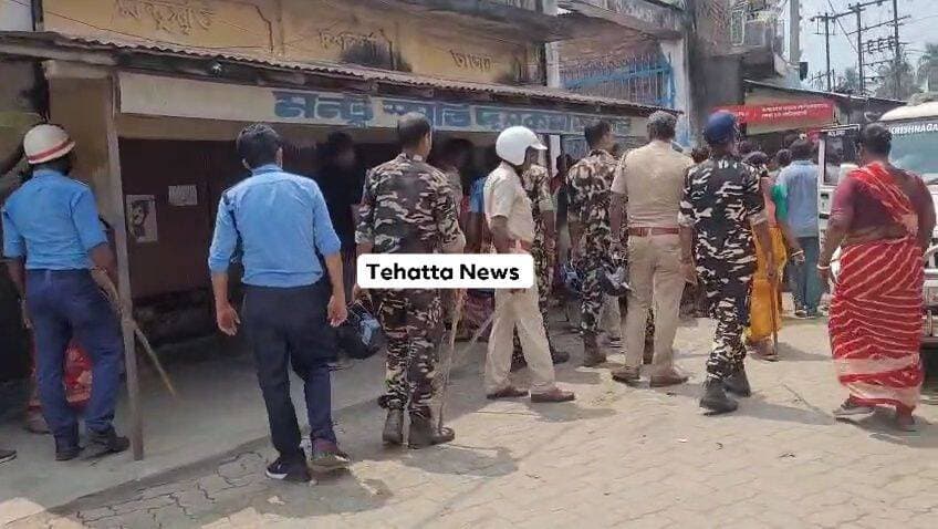 নিজের দলের সদস্যদের ভোটে (১১-০) অপসারিত তেহট্টের বেতাই-১ পঞ্চায়েতের বিজেপি প্রধান সম্পা মন্ডল।
<nis:link nis:type=tag nis:id=breaking nis:value=BREAKING nis:enabled=true nis:link/> <nis:link nis:type=tag nis:id=betai nis:value=betai nis:enabled=true nis:link/> <nis:link nis:type=tag nis:id=nadianews nis:value=NadiaNews nis:enabled=true nis:link/>